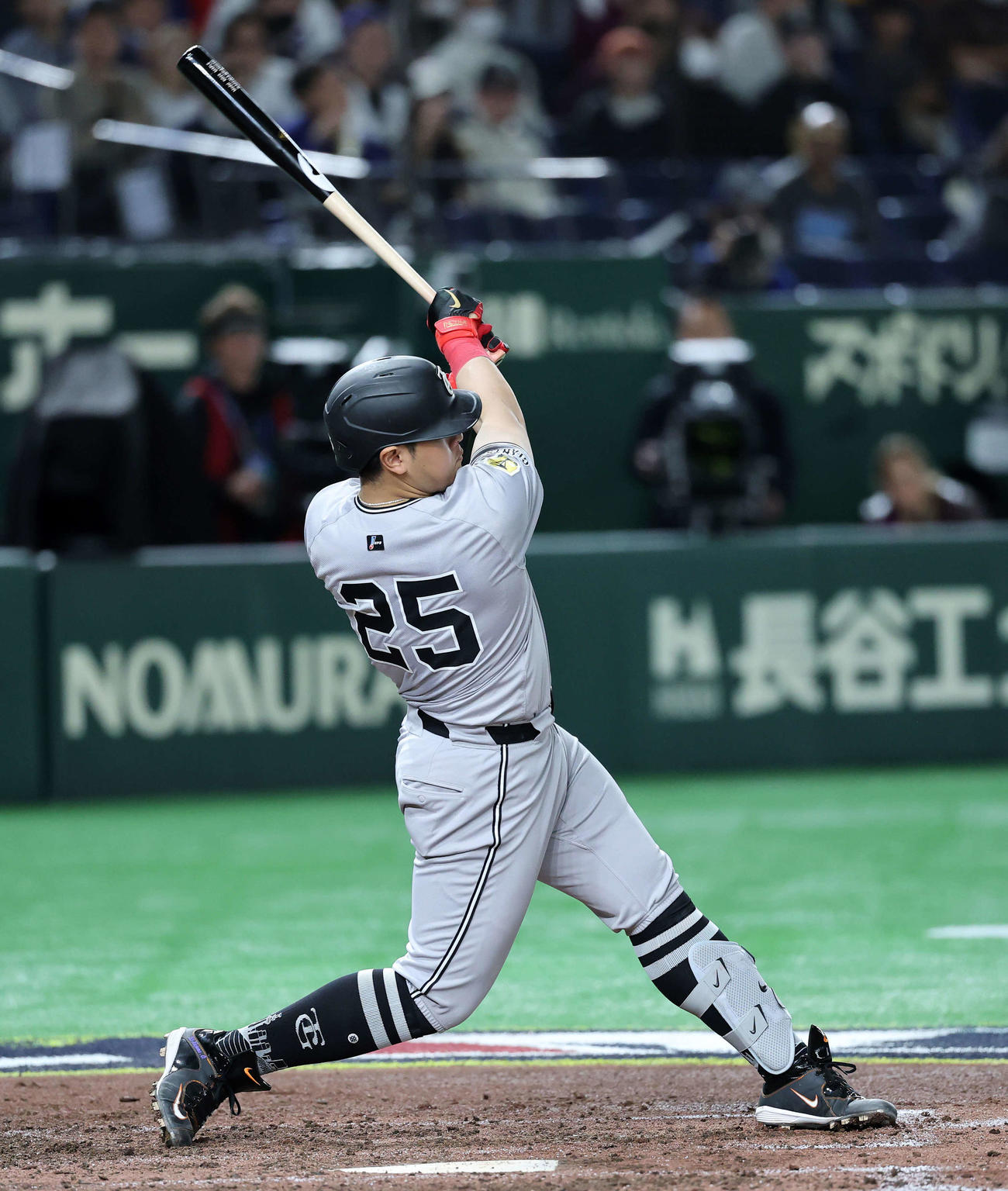 巨人対カブス　5回裏巨人2死一、二塁、岡本は中越え適時二塁打を放つ（撮影・鈴木正人）　