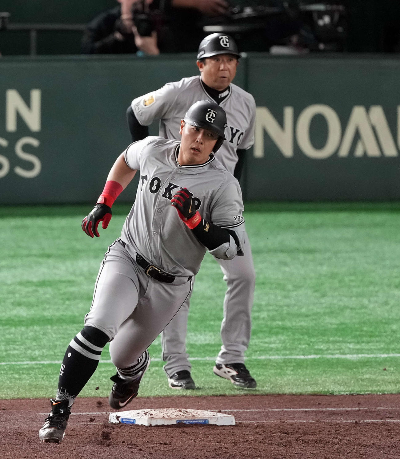 巨人対カブス　5回裏巨人2死一、二塁、中前に2点適時二塁打を放った岡本（撮影・たえ見朱実）