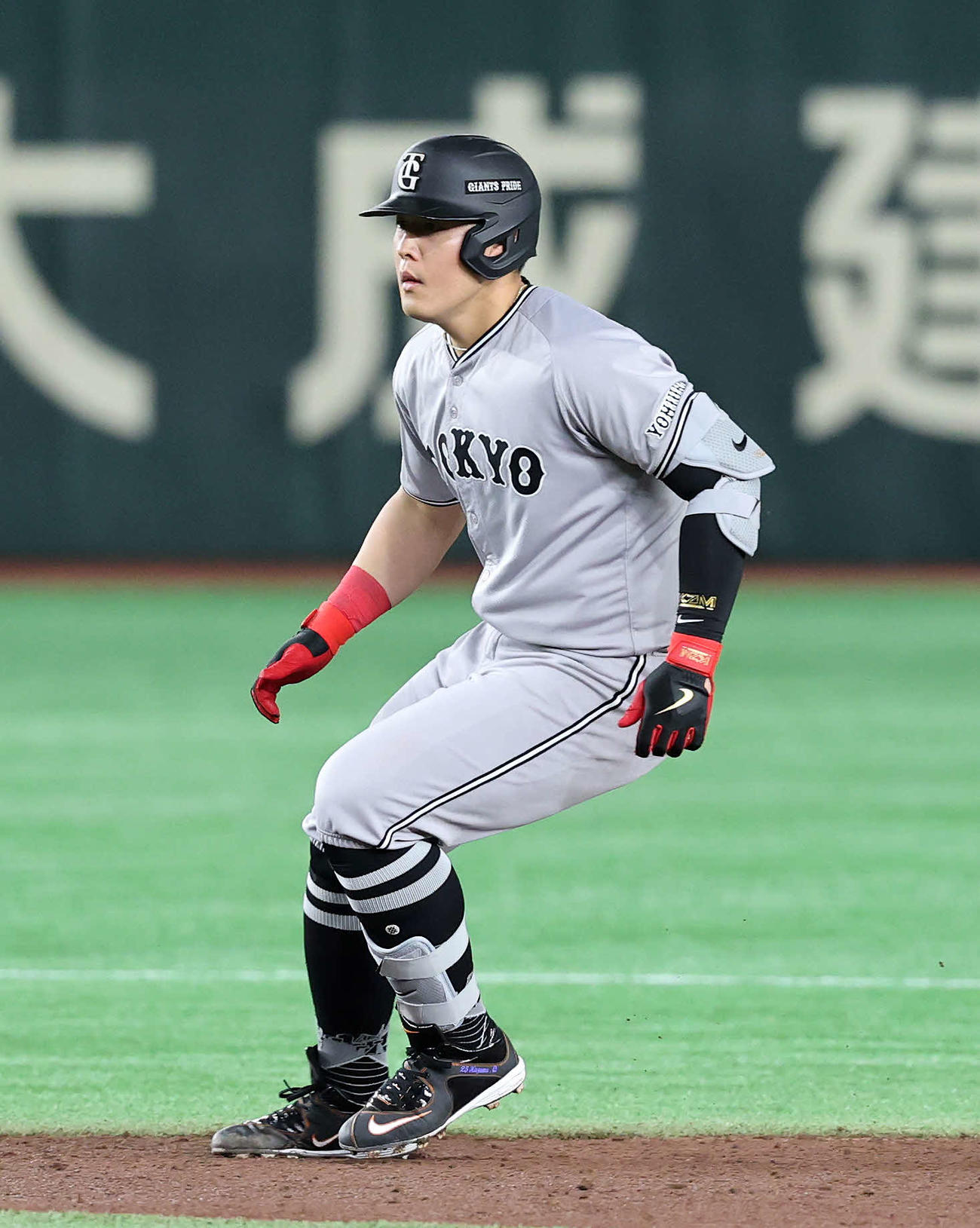 巨人対カブス　5回裏巨人2死一、二塁、岡本は中越え適時二塁打を放つ（撮影・鈴木正人）　
