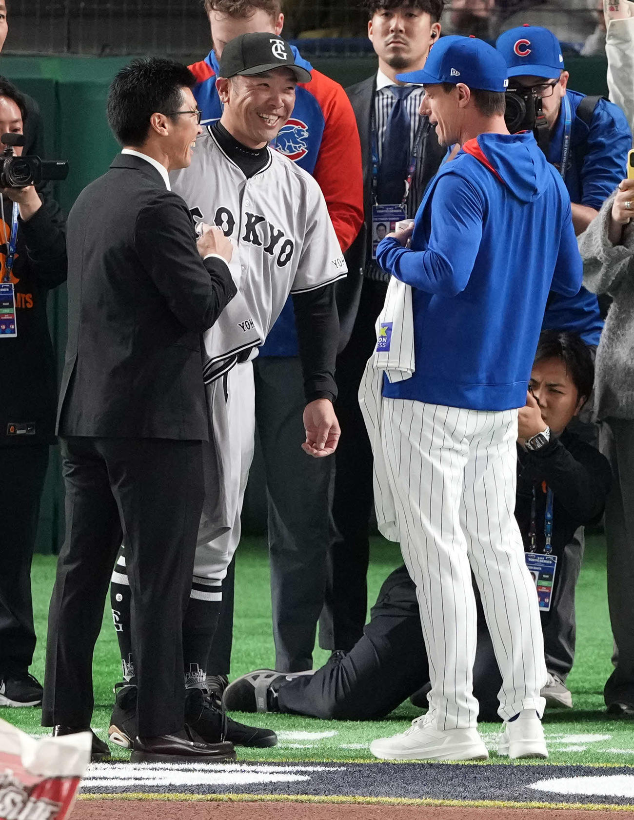 カブスのカウンセル監督とユニホームの交換をおこなった巨人阿部慎監督（撮影・たえ見朱実）
