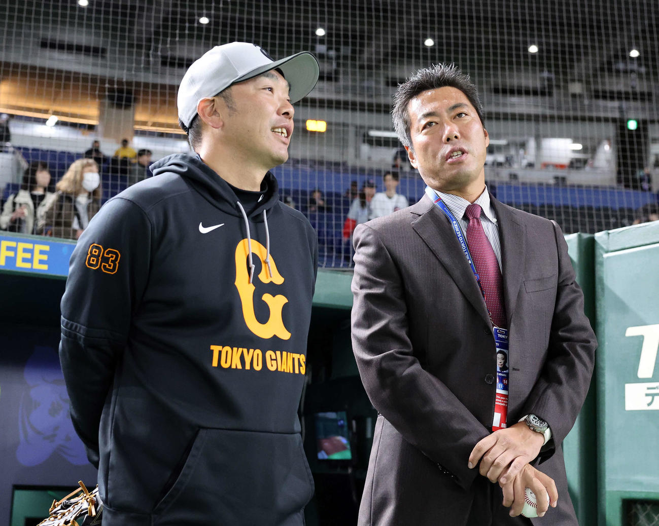 巨人対カブス　試合前、話す巨人阿部監督（左）と上原氏（撮影・鈴木正人）　