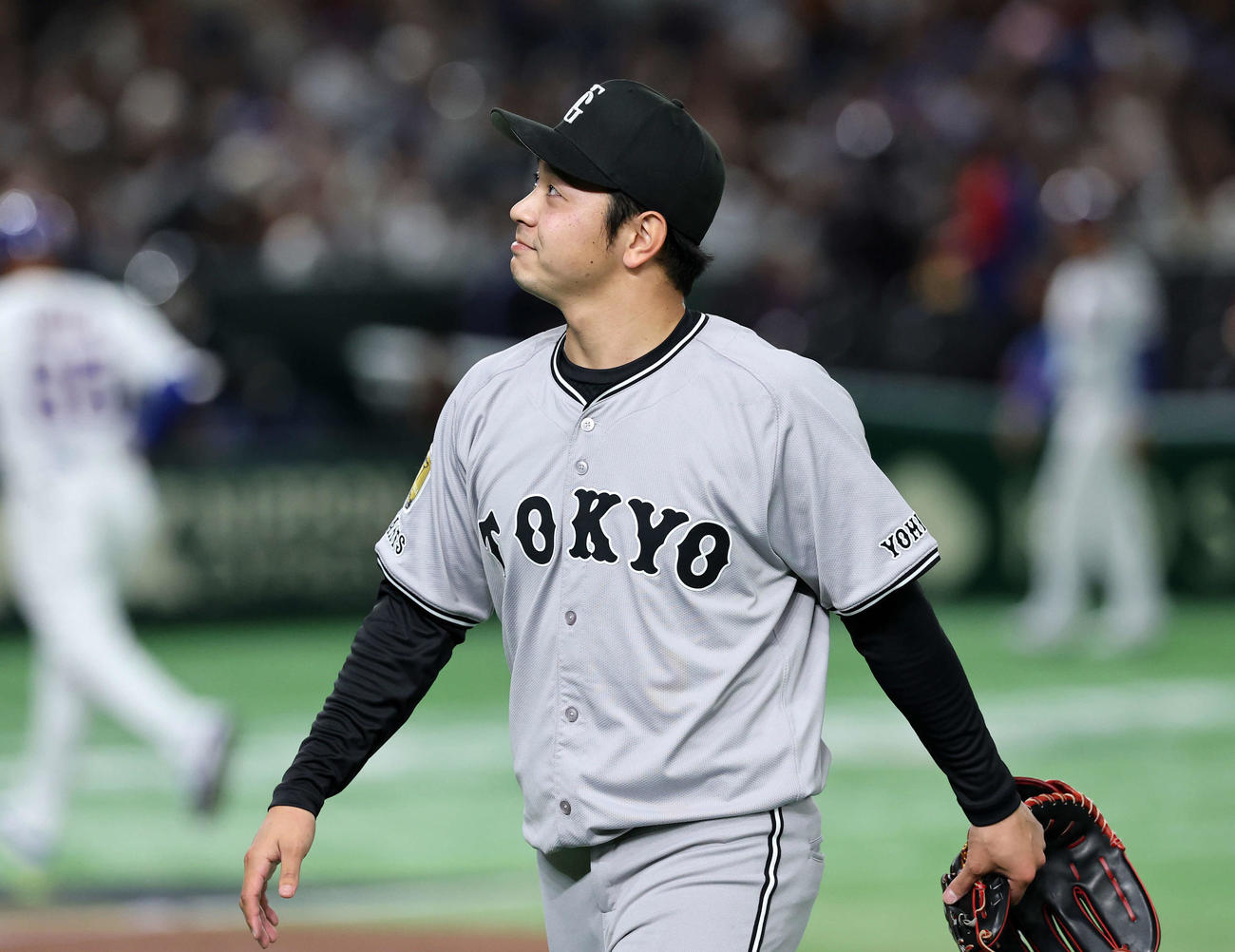 巨人対カブス　7回表、カブスの攻撃を抑えベンチに引き揚げる巨人石川（撮影・鈴木正人）　