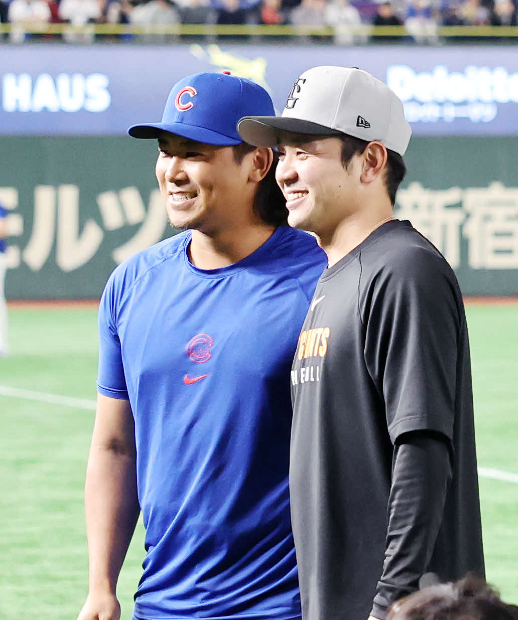 巨人対カブス　試合前、写真を撮るカブス今永昇太と巨人石川（撮影・鈴木正人）　