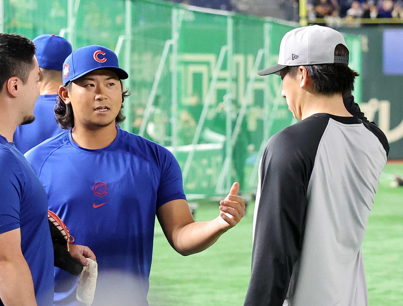 巨人対カブス　試合前、話すカブス今永と巨人大勢（撮影・鈴木正人）　