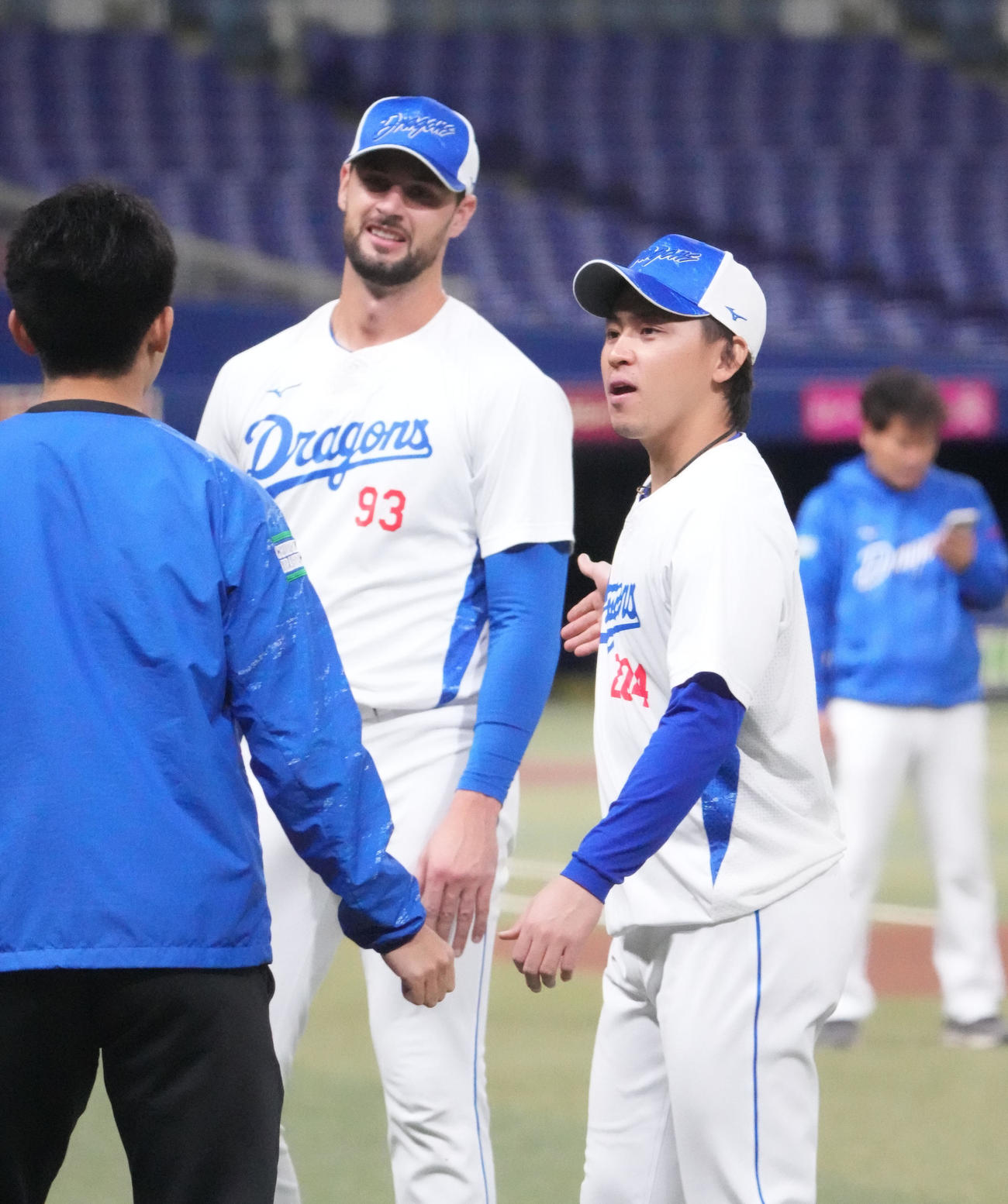 マラーと言葉を交わす三浦（右）（撮影・森本幸一）
