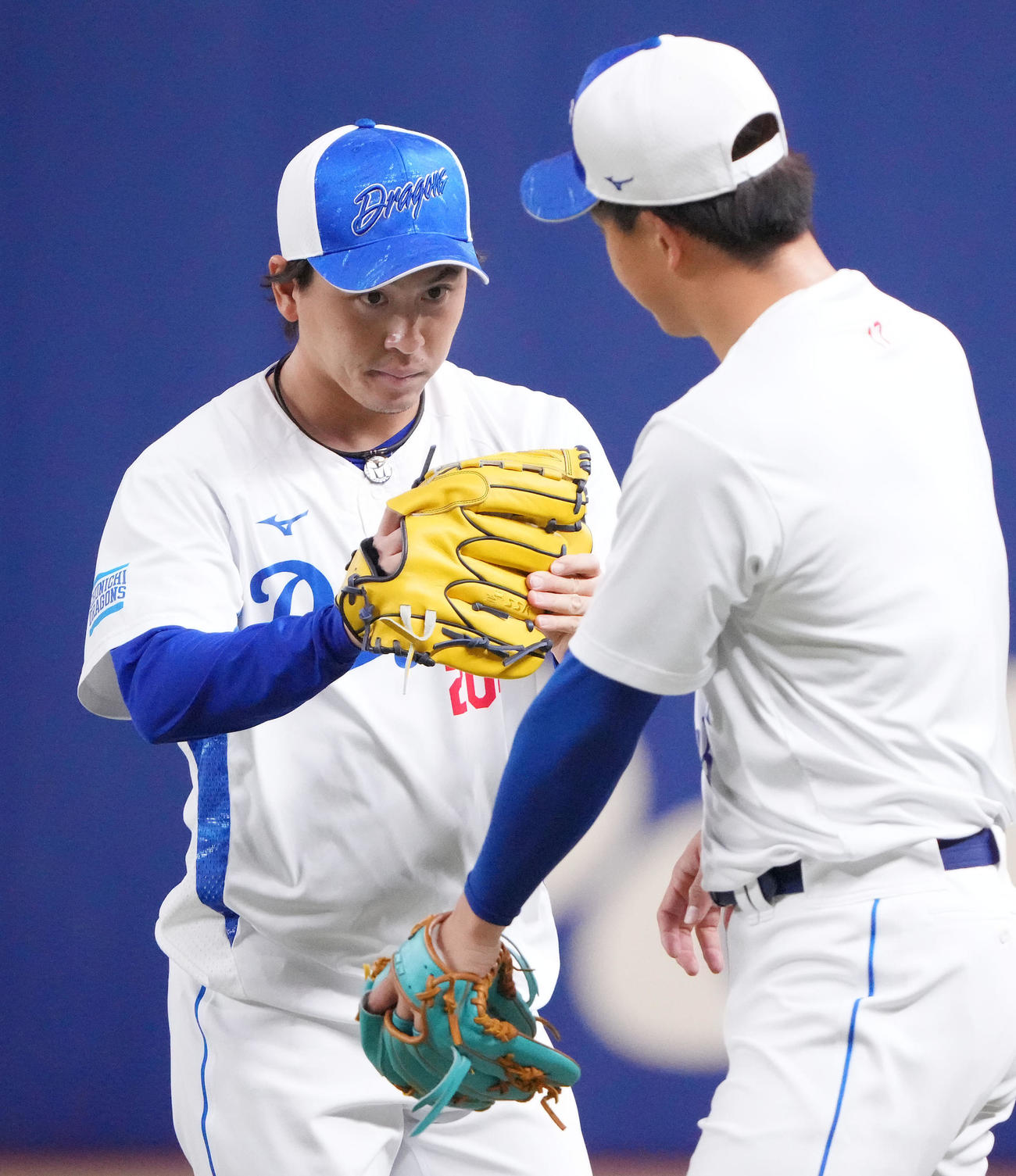 柳とのキャッチボールを終えタッチを交わす三浦（左）（撮影・森本幸一）