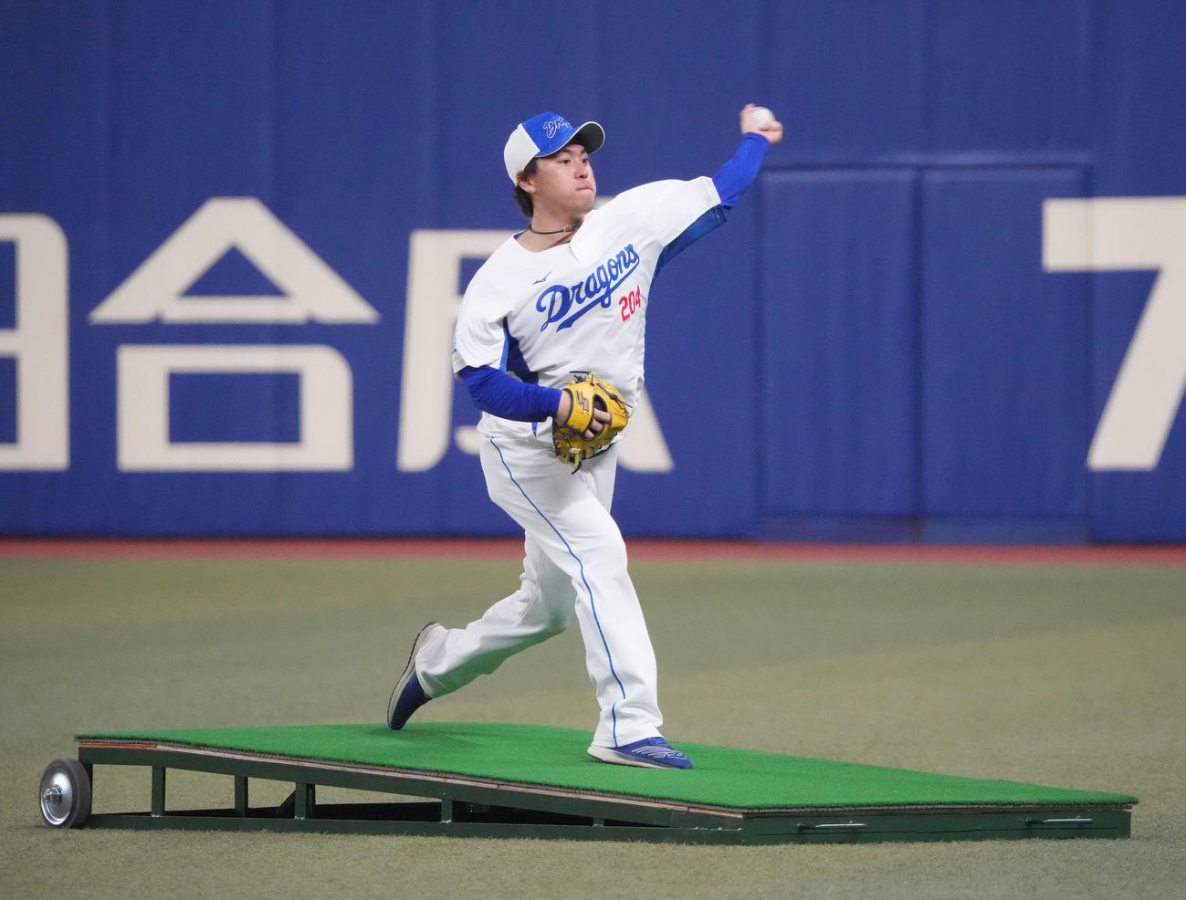 傾斜の板を利用し投球練習をする三浦（撮影・森本幸一）