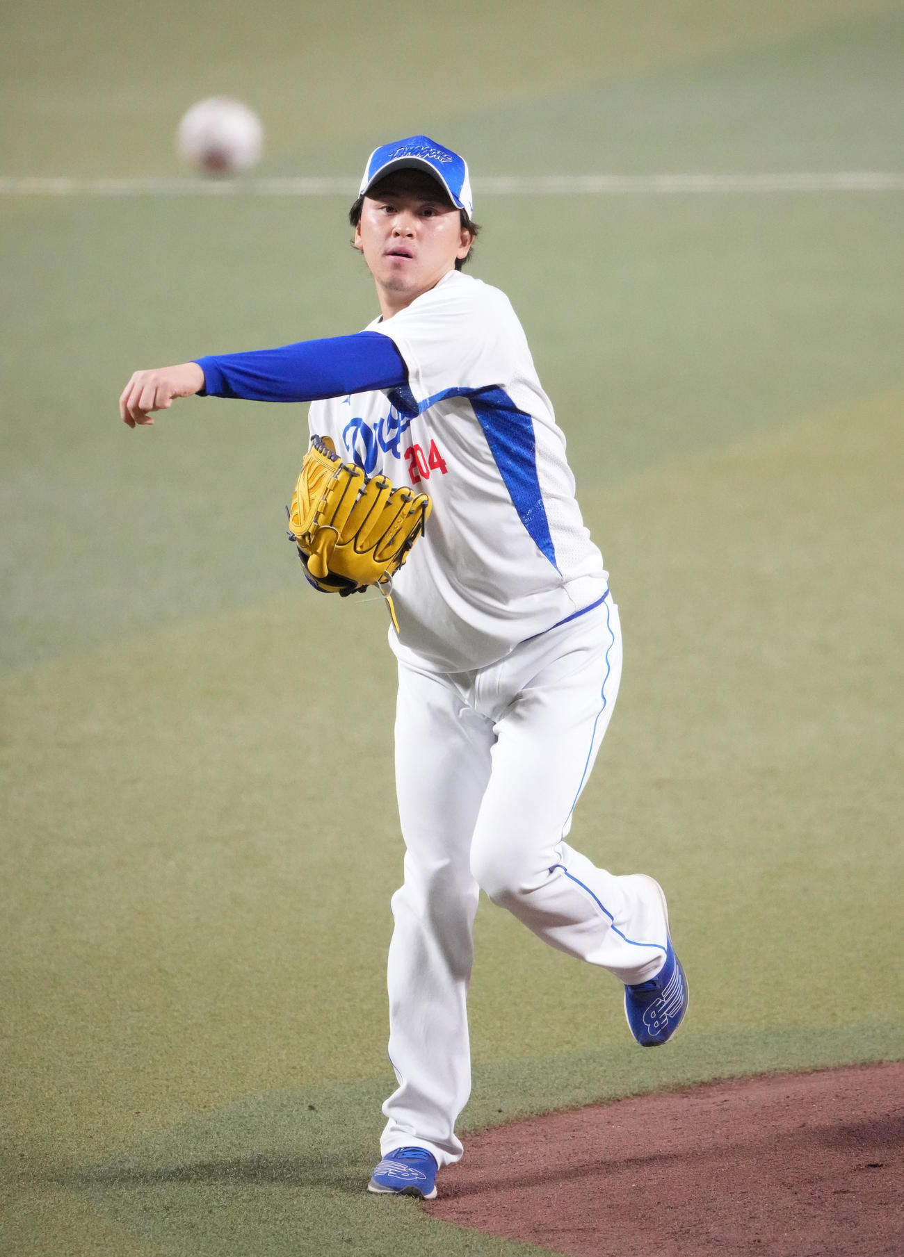 ノックを受け送球する三浦（撮影・森本幸一）
