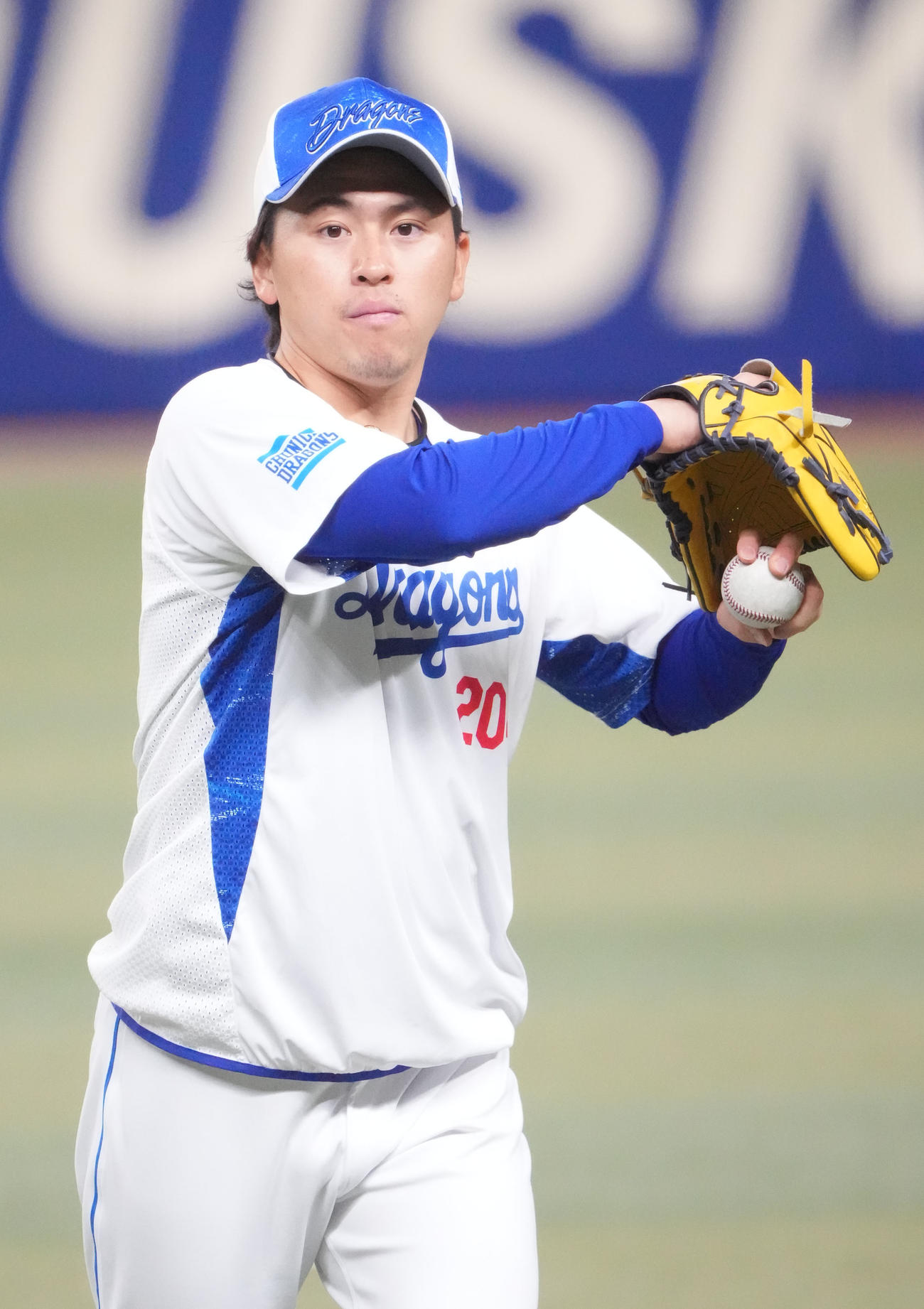 キャッチボールをする三浦（撮影・森本幸一）