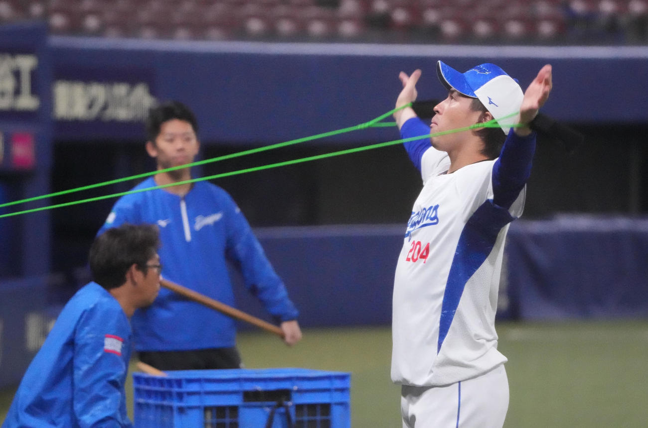 チューブを利用しトレーニングをする三浦（撮影・森本幸一）