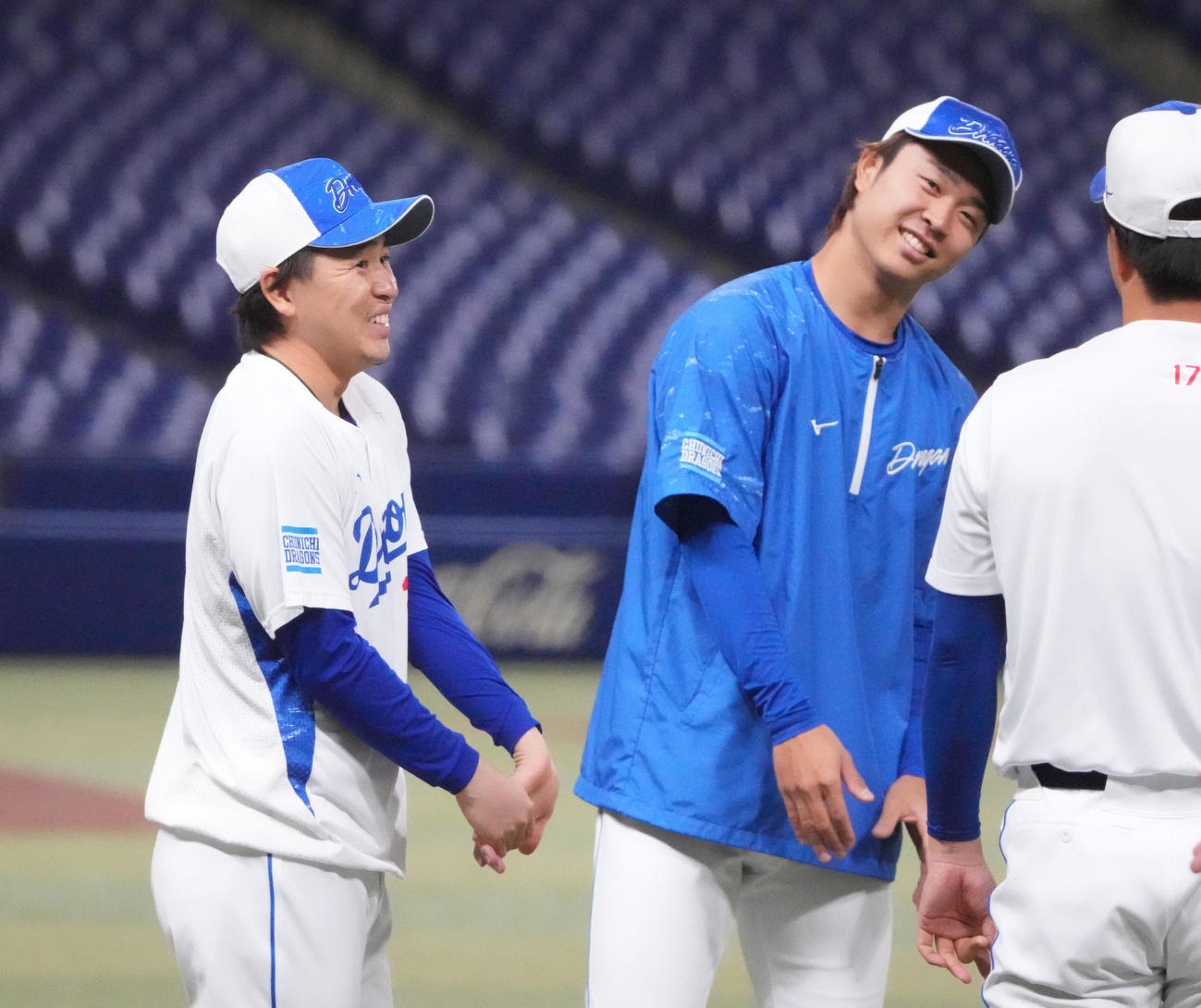 柳、高橋宏らと言葉を交わす三浦（左）（撮影・森本幸一）