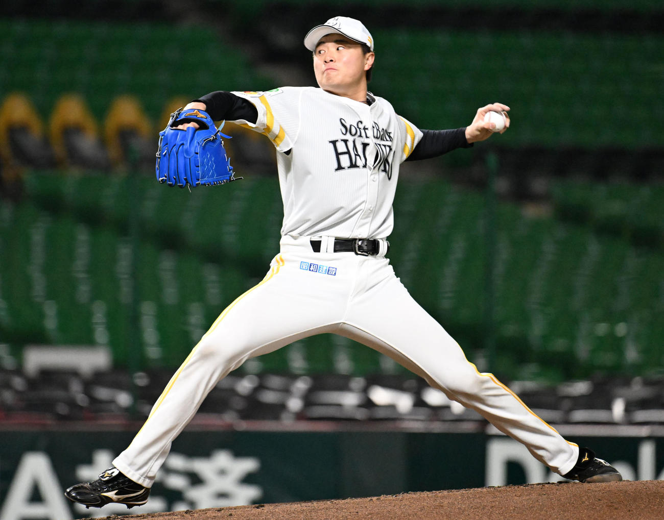 マウンドで投球練習を行う前田純（撮影・林敢治）
