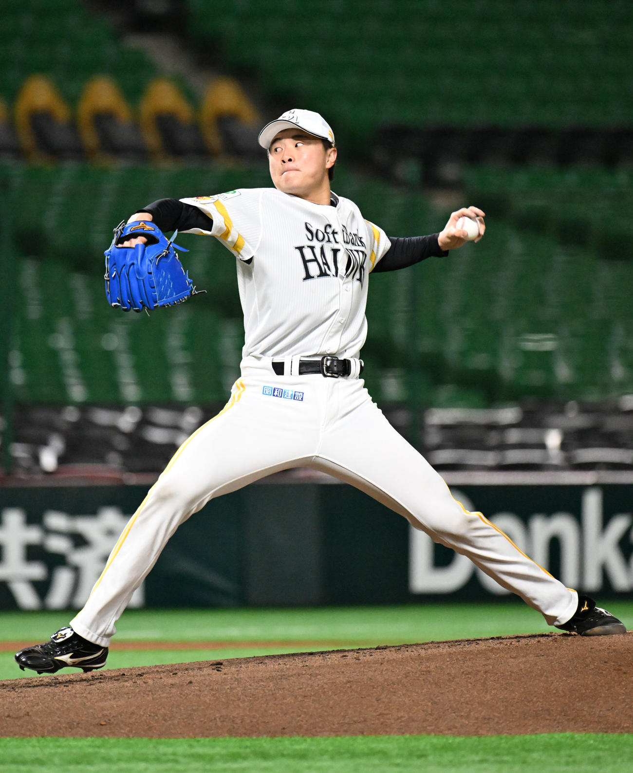 マウンドで投球練習を行う前田純（撮影・林敢治）
