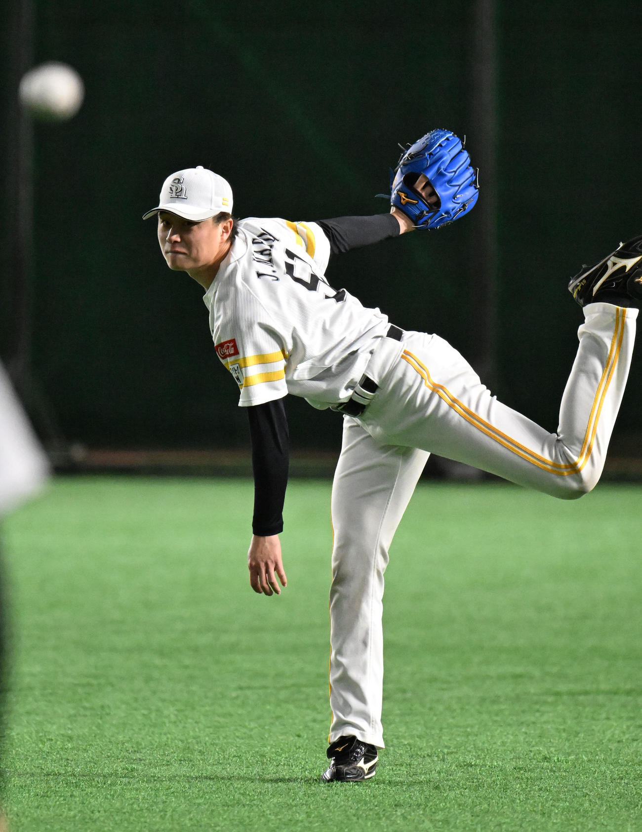 キャッチボールを行う前田純（撮影・林敢治）