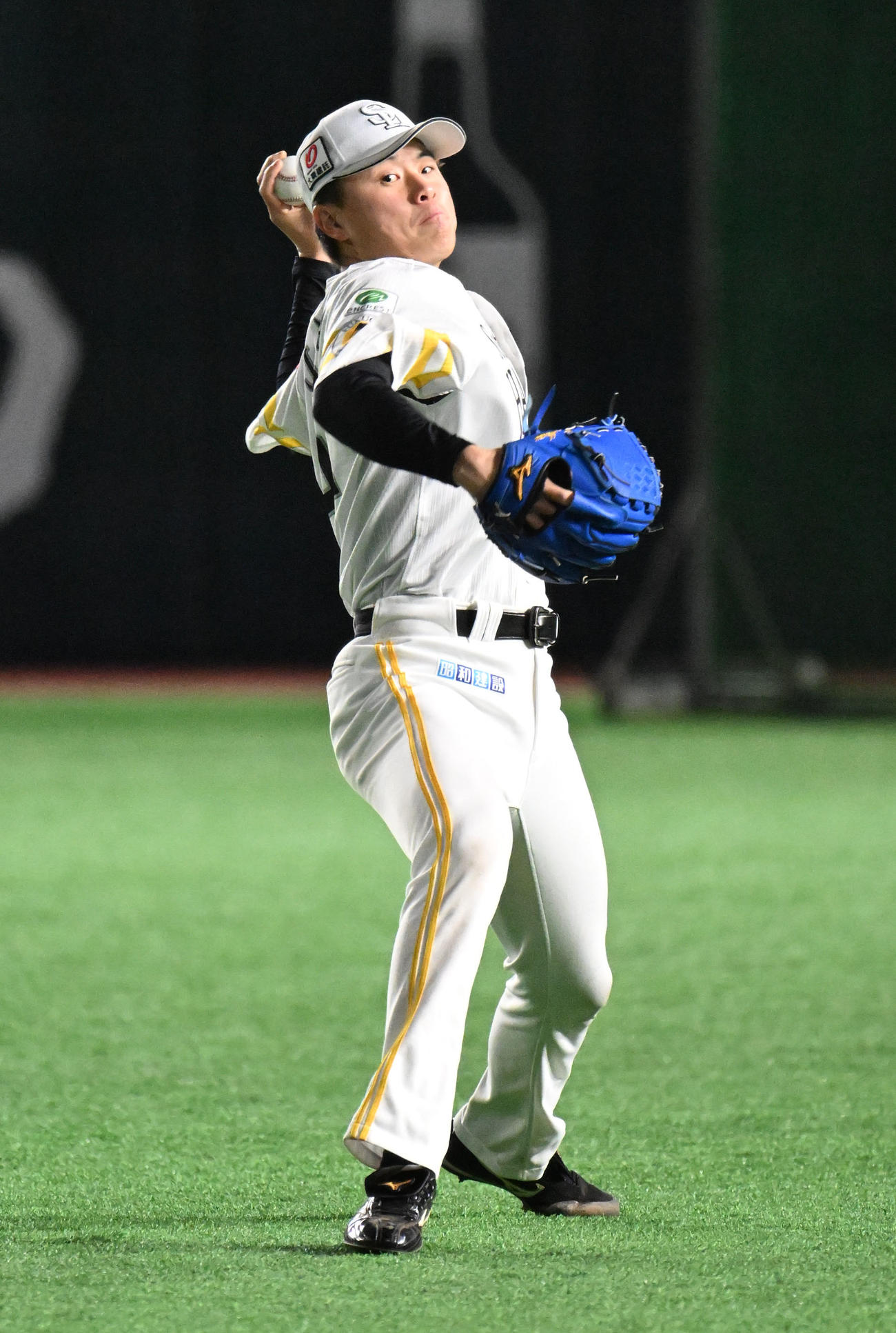 キャッチボールを行う前田純（撮影・林敢治）