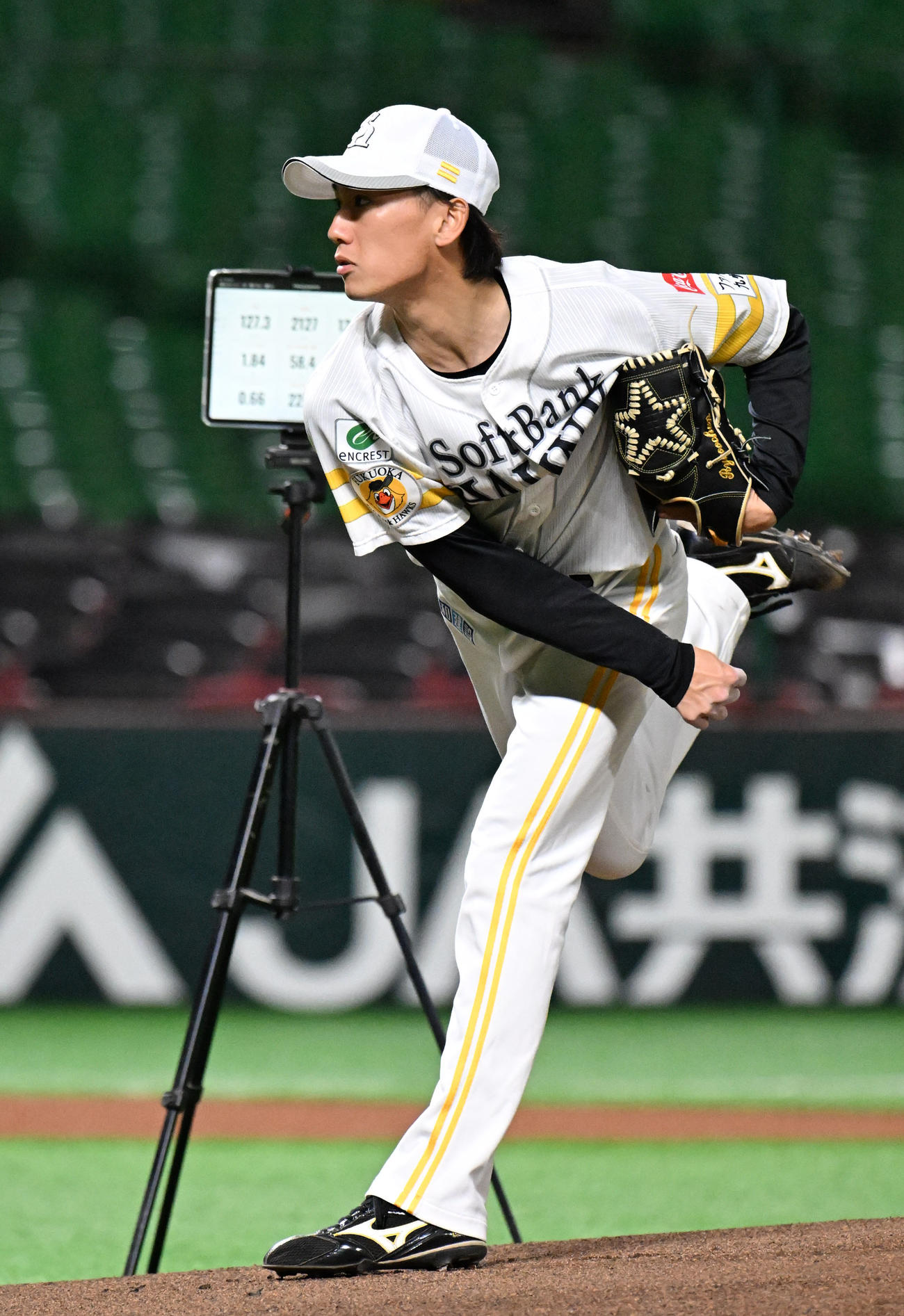 マウンドで投球練習を行う大津（撮影・林敢治）