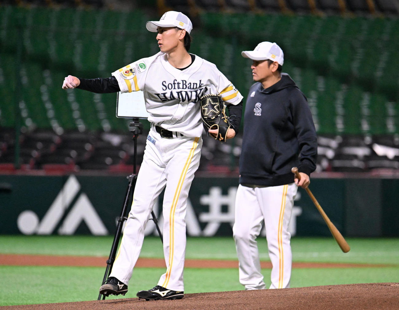マウンドで投球練習を行う大津（左）（撮影・林敢治）