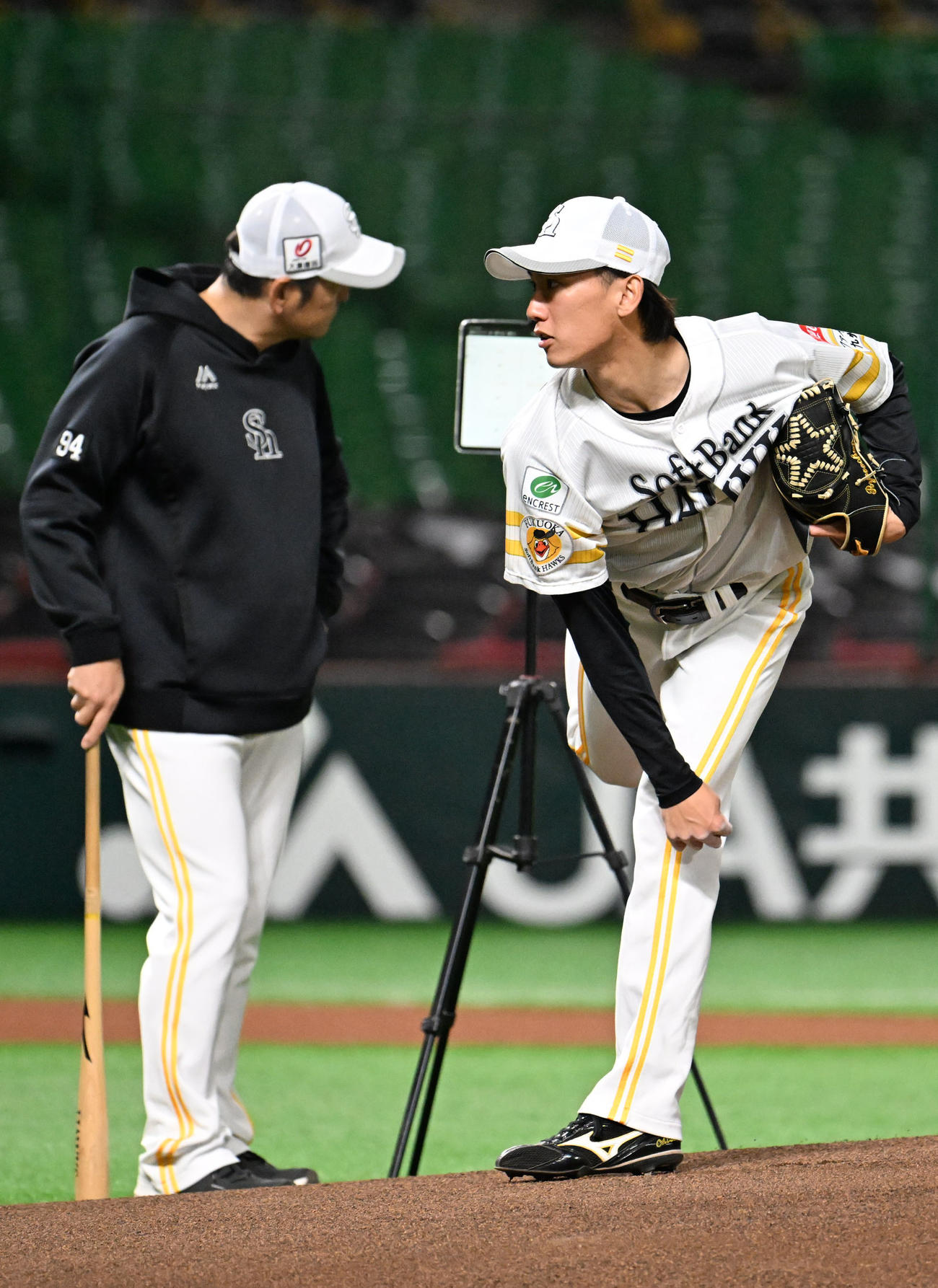 マウンドで投球練習を行う大津（右）（撮影・林敢治）
