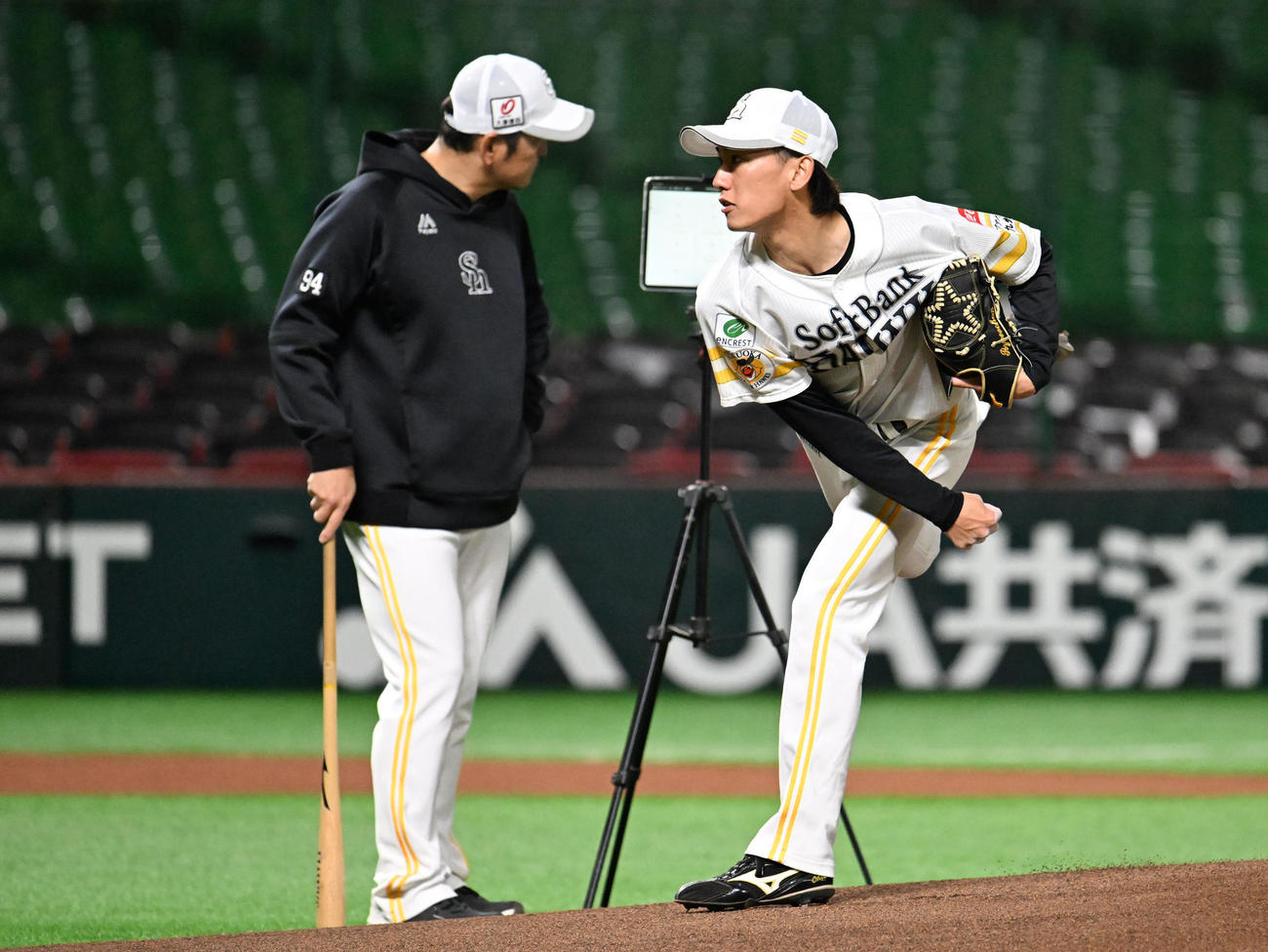 マウンドで投球練習を行う大津（右）（撮影・林敢治）