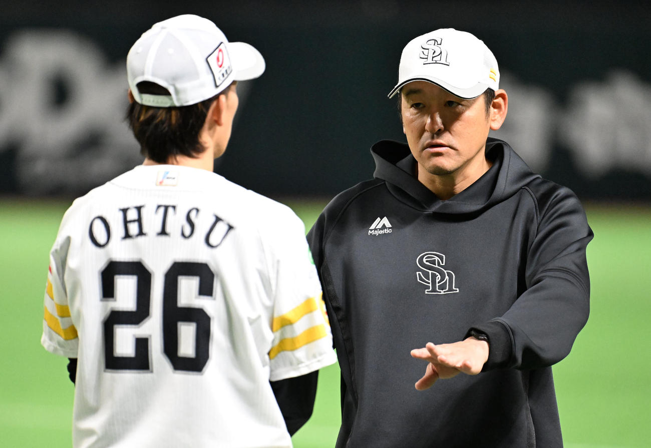 大津（左）と話す倉野コーチ（撮影・林敢治）