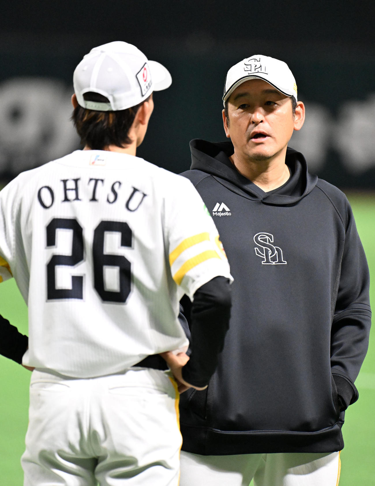 大津（左）と話す倉野コーチ（撮影・林敢治）