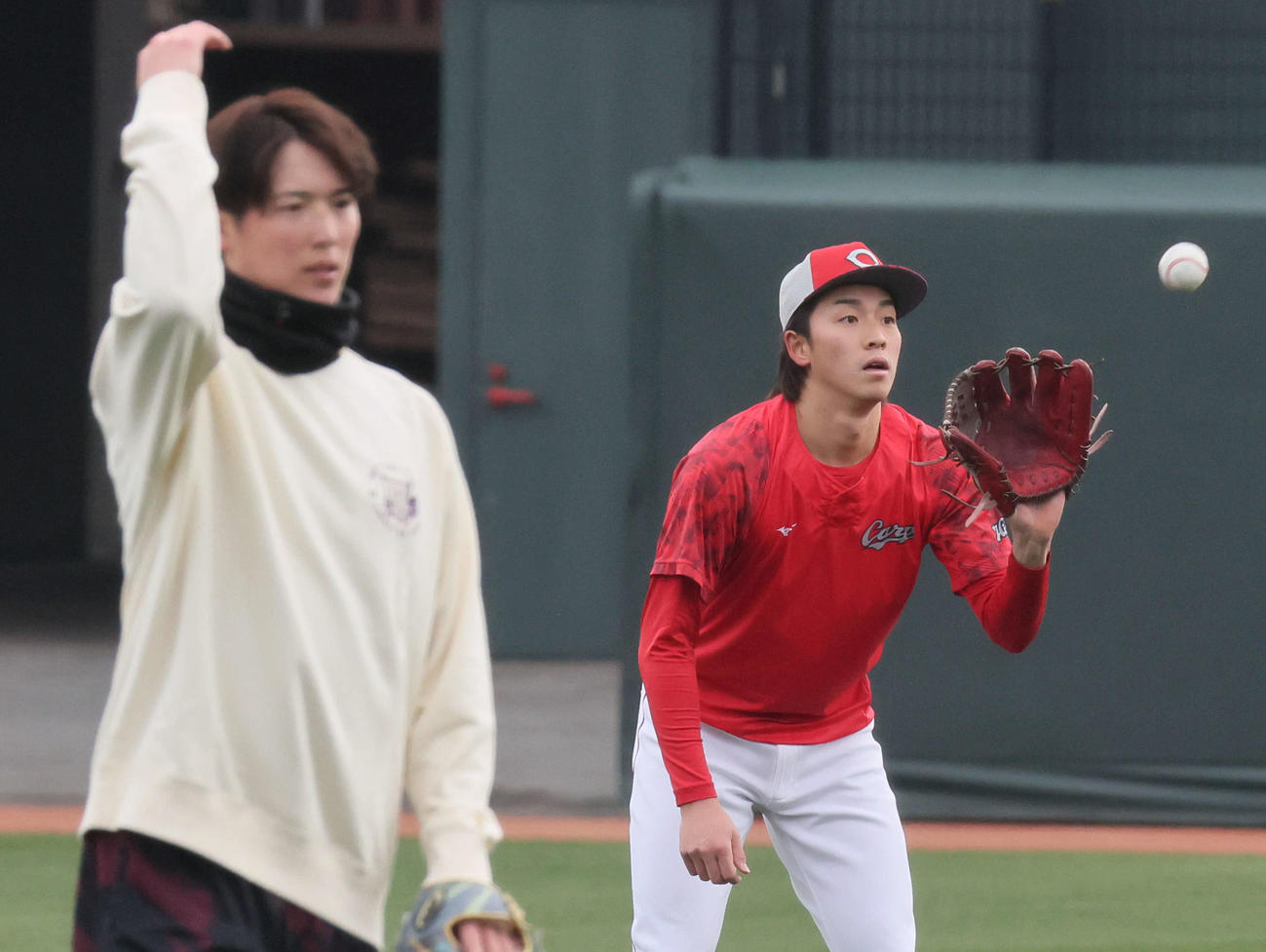 キャッチボールをする常広。左は森下（撮影・加藤孝規）