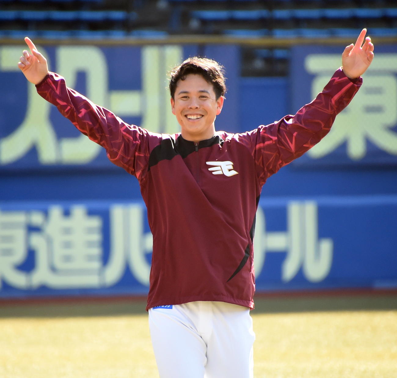 両手を広げて笑顔を見せる楽天藤井（撮影・山田愛斗）