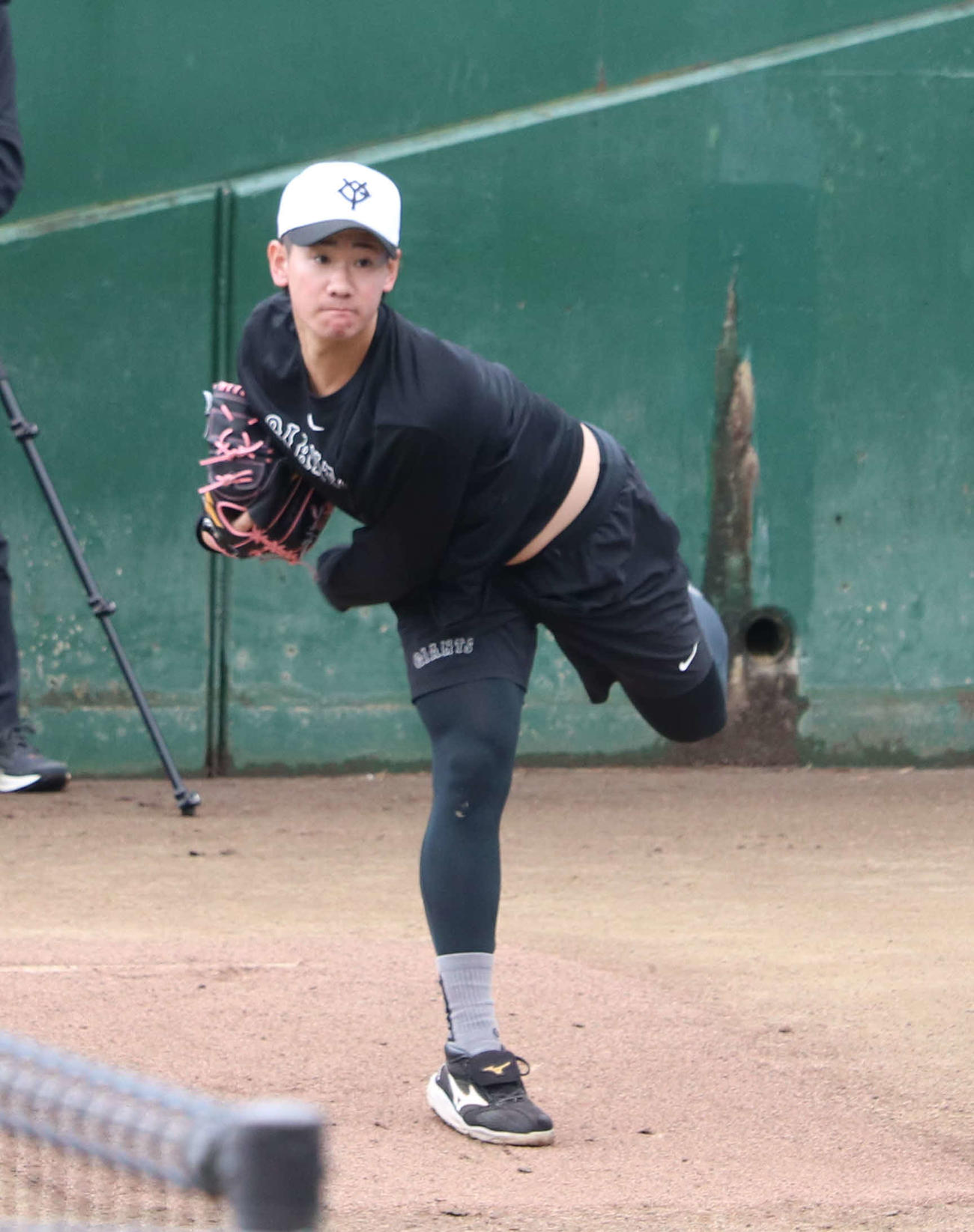 ジャイアンツ球場で行われた休日練習で約40球ブルペン投球を行った巨人井上（撮影・佐瀬百合子）