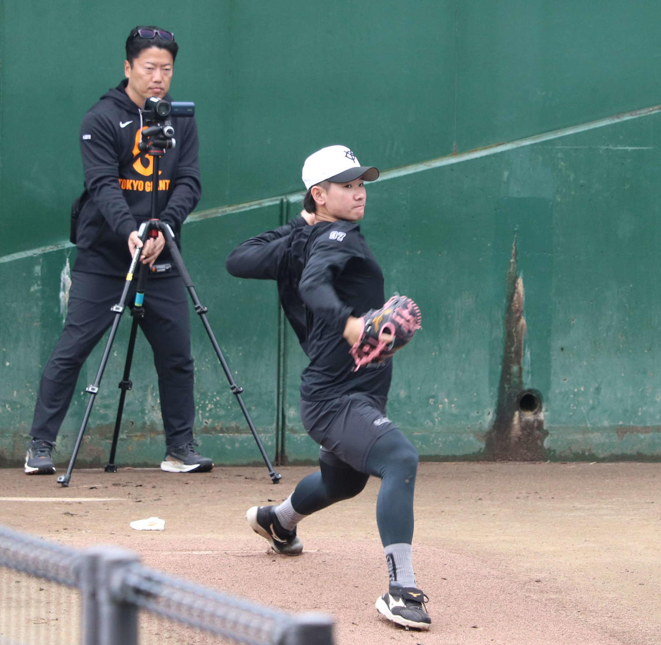ジャイアンツ球場で行われた休日練習で約40球ブルペン投球を行った巨人井上（撮影・佐瀬百合子）