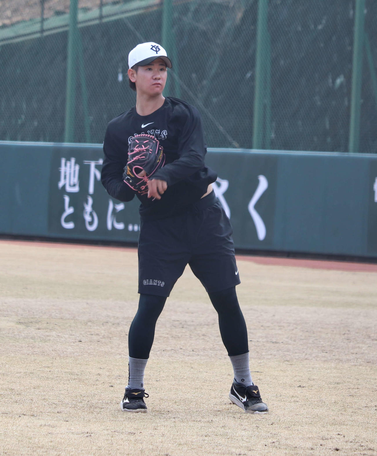 ジャイアンツ球場で行われた休日練習でキャッチボールを行う巨人井上（撮影・佐瀬百合子）