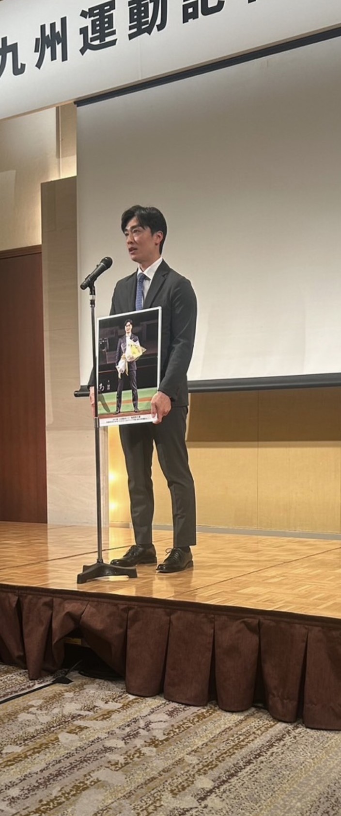 稲尾和久賞を受賞し、壇上であいさつをする元ソフトバンク和田氏（撮影・佐藤究）