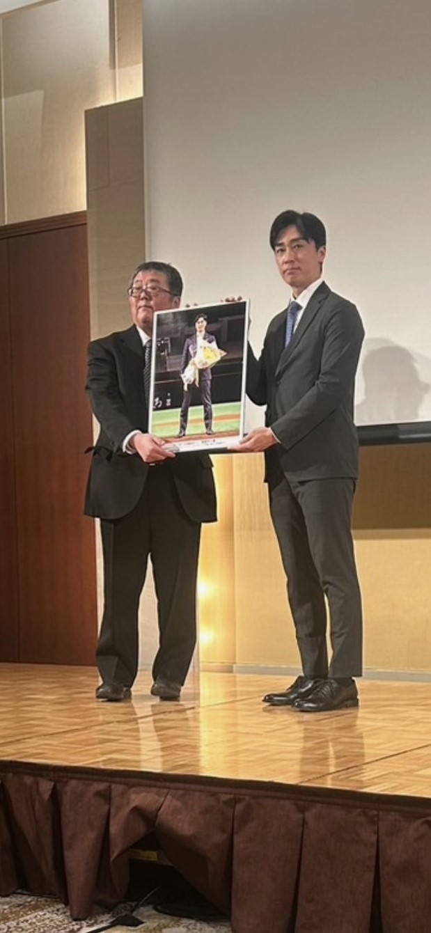 稲尾和久賞を受賞し、記念パネルを受け取る元ソフトバンク和田氏（撮影・佐藤究）