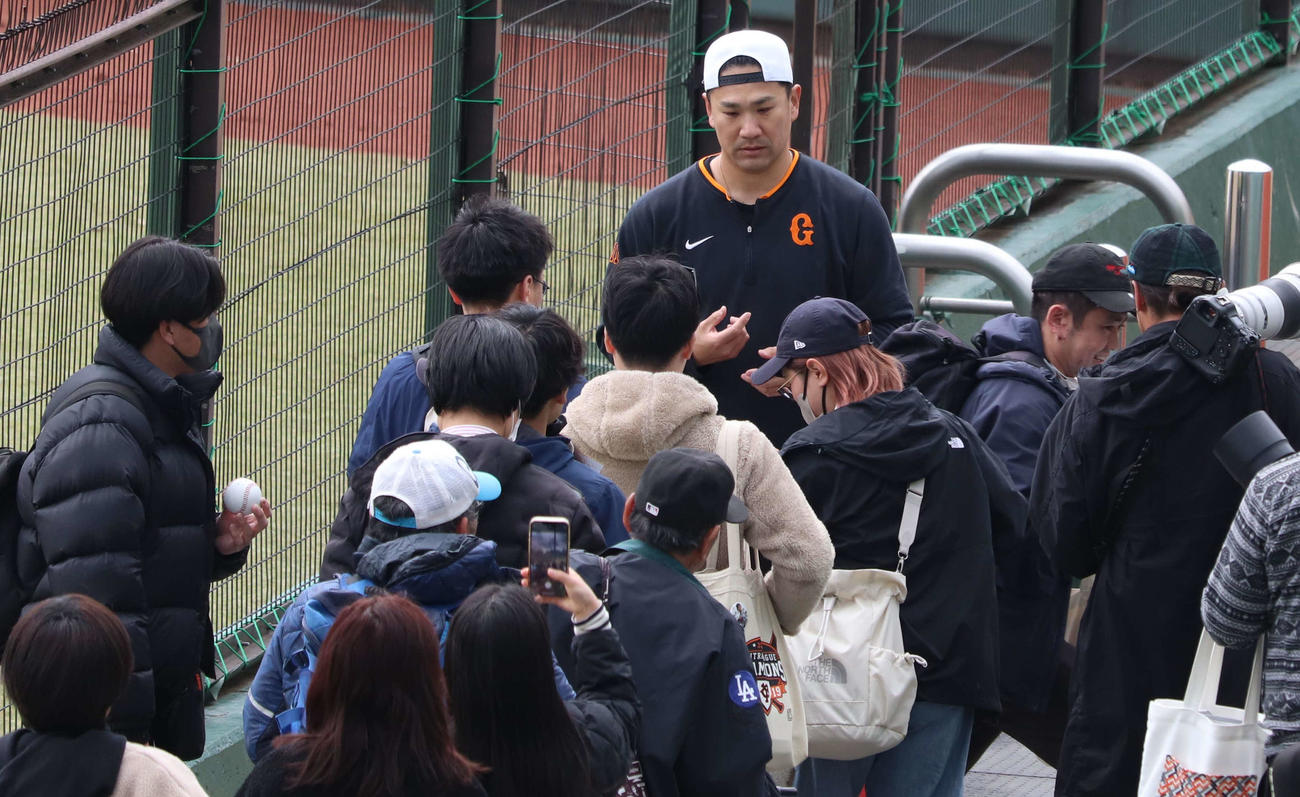 ジャイアンツ球場で行われた休日練習後、ファンにサインする巨人田中将（撮影・佐瀬百合子）