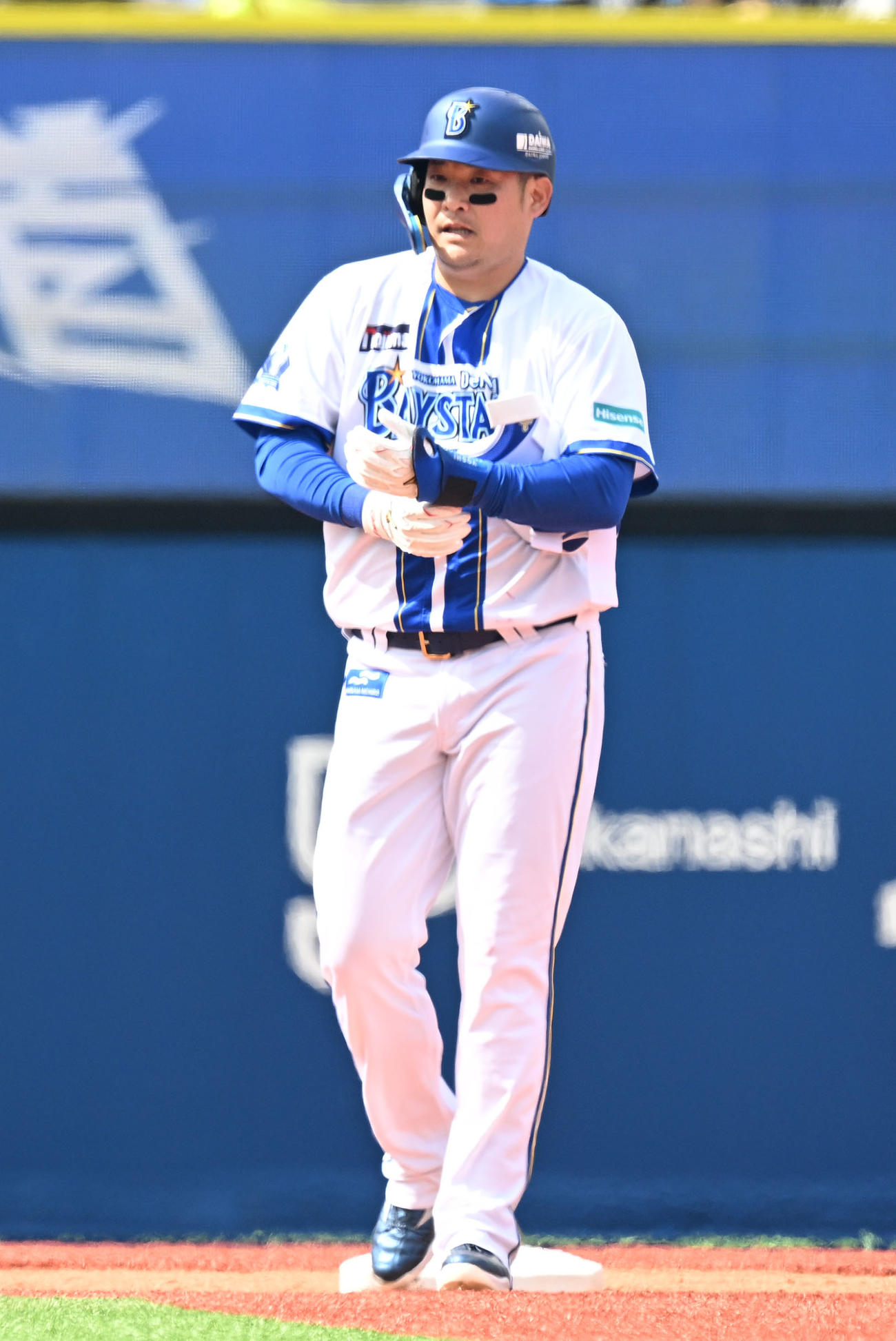 1回裏DeNA2死、左翼線に二塁打を放った筒香（撮影・千葉一成）