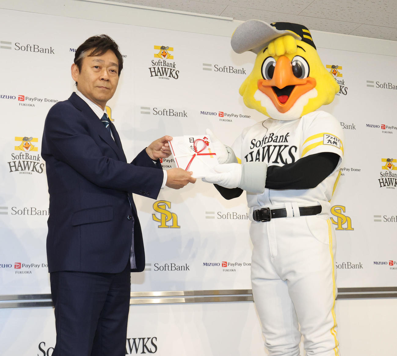 ソフトバンク対中日　ハリーホークから寄付金を贈呈される日本赤十字社福岡県支部の後藤事務局長（撮影・梅根麻紀）
