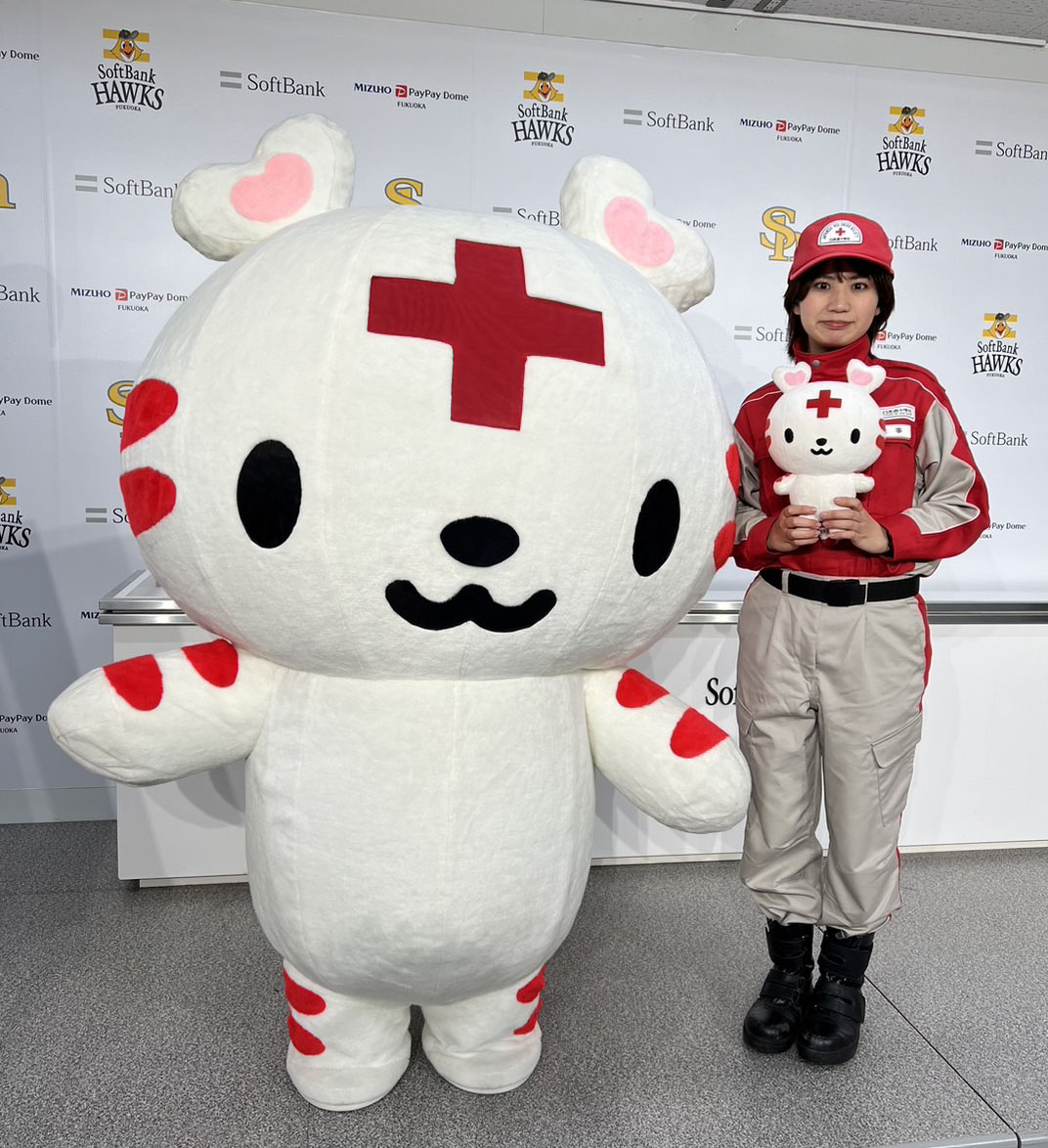 ソフトバンク対中日　日本赤十字社マスコットのハートラちゃんと福岡県支部の白石さん（撮影・梅根麻紀）