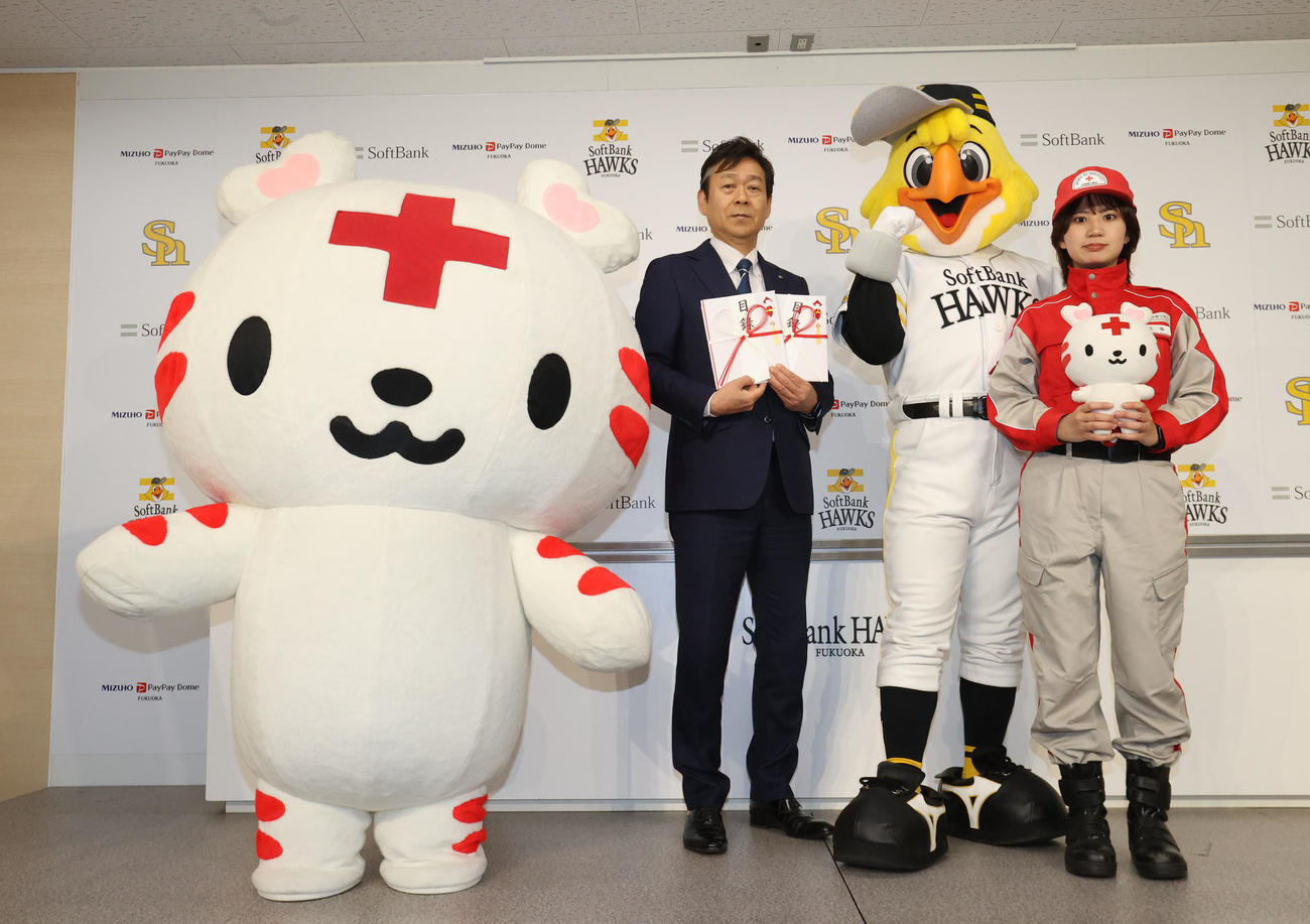 ソフトバンク対中日　ハリーホークから寄付金を贈呈される日本赤十字社福岡県支部の後藤事務局長（中央）（撮影・梅根麻紀）