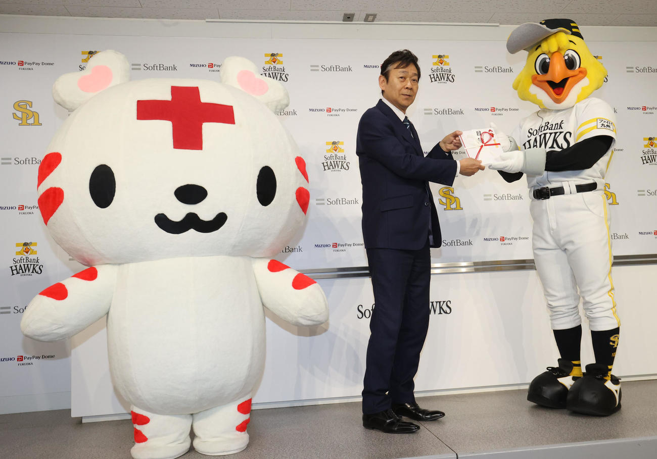 ソフトバンク対中日　ハリーホークから寄付金を贈呈される日本赤十字社福岡県支部の後藤事務局長（撮影・梅根麻紀）