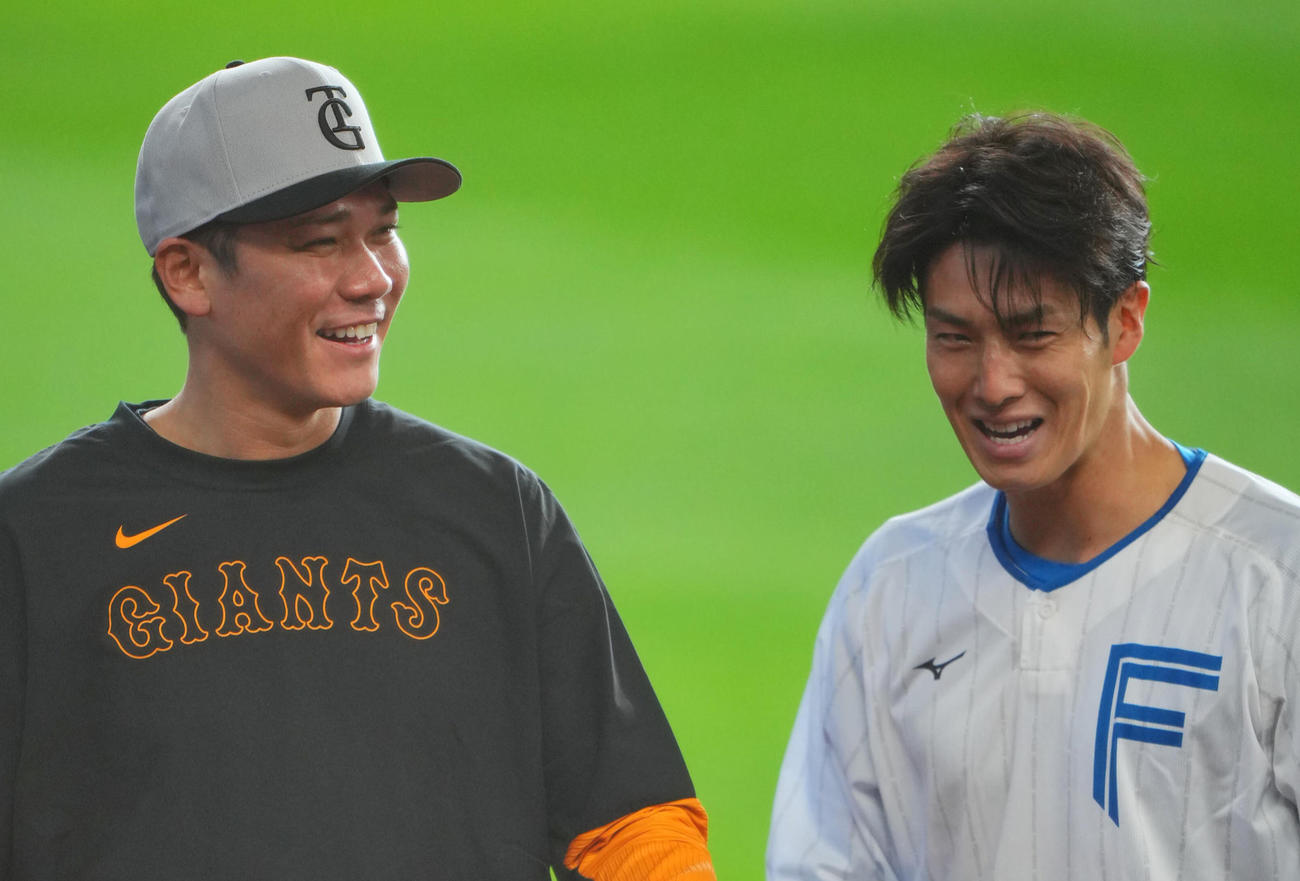 日本ハム対巨人　試合前、談笑する巨人坂本（左）と日本ハム若林（撮影・垰建太）
