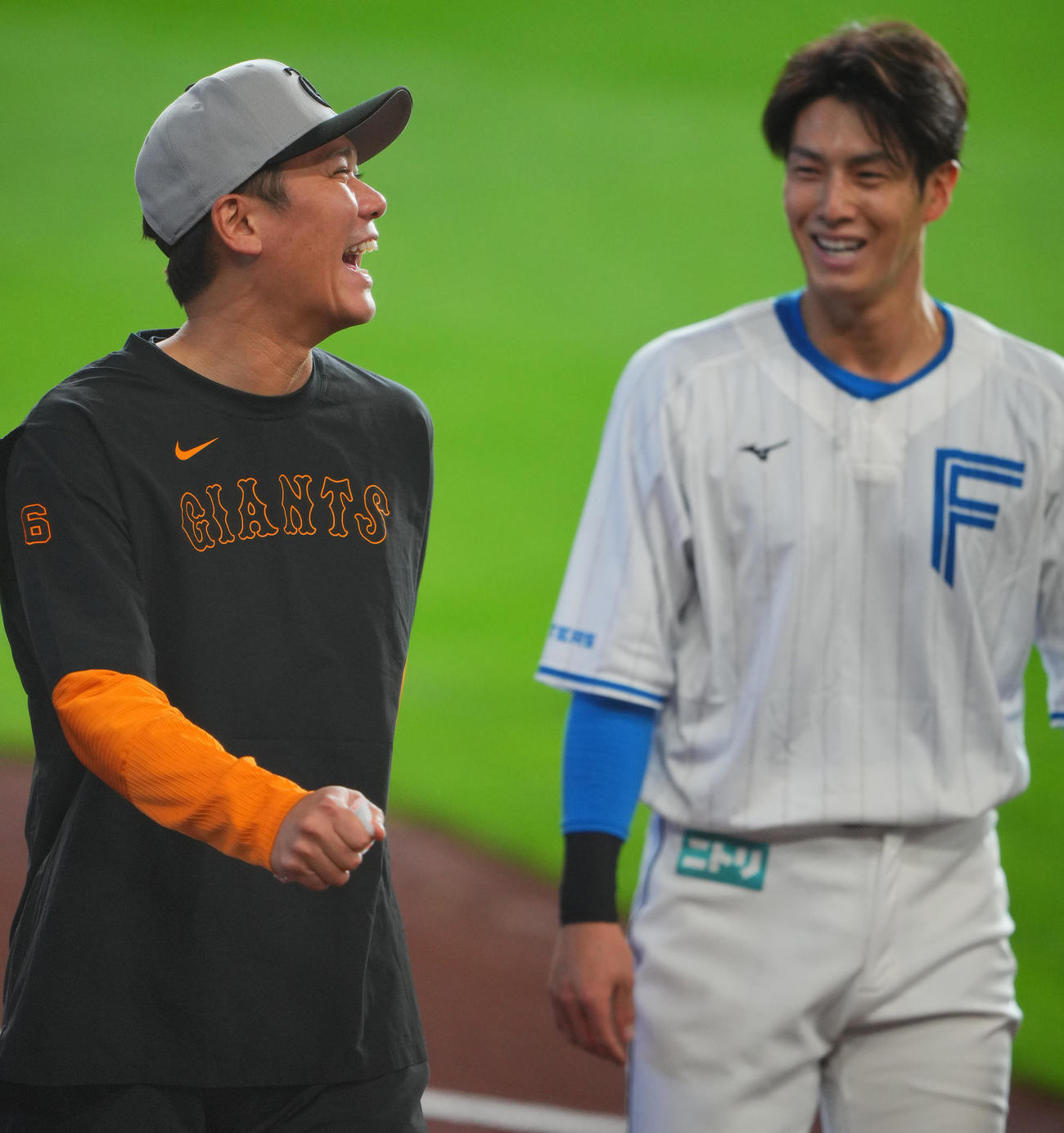 日本ハム対巨人　試合前、談笑する巨人坂本（左）と日本ハム若林（撮影・垰建太）