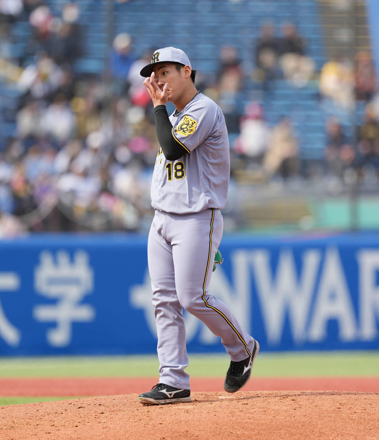 ヤクルト対阪神　2回裏ヤクルト2死一塁、塩見泰隆に四球を与え浮かない表情の伊原（撮影・井上学）