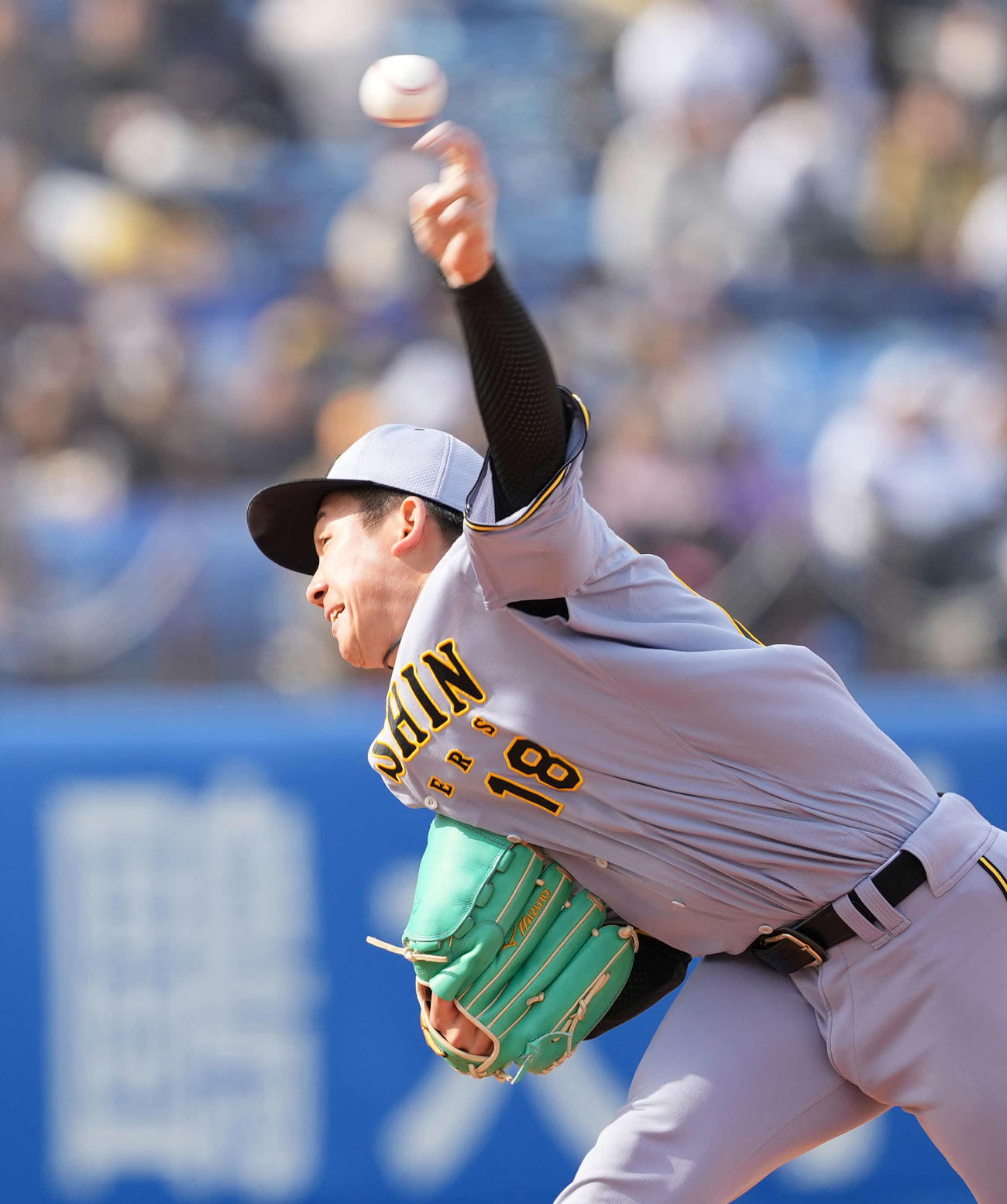 ヤクルト対阪神　4回、力投する阪神伊原（撮影・井上学）