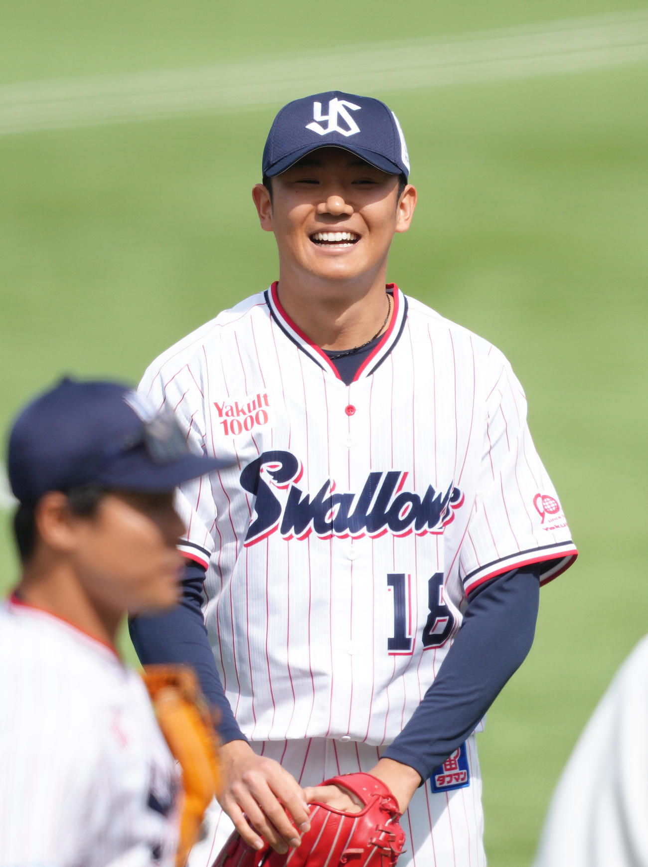 ヤクルト対阪神　1回表阪神の攻撃を3者凡退に終え笑顔を見せるヤクルト奥川（撮影・足立雅史）