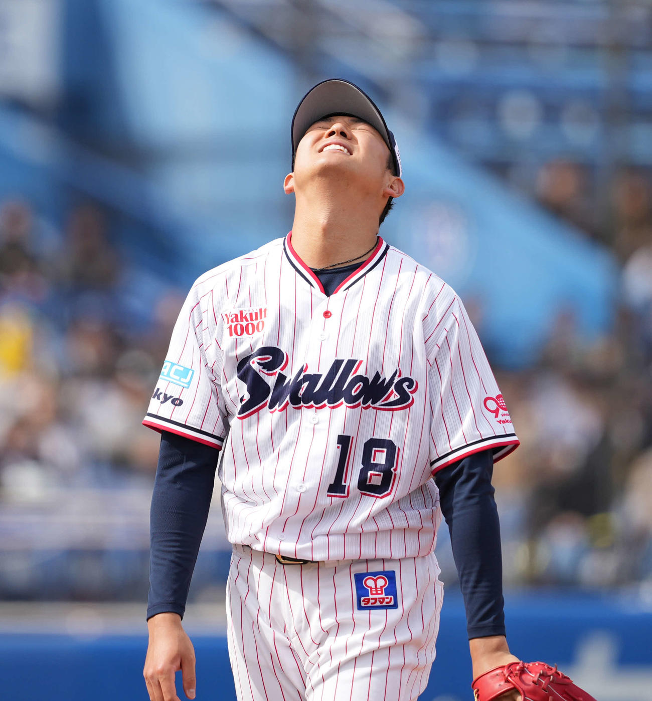 ヤクルト対阪神　3回表、悔しげな表情を浮かべる奥川（撮影・井上学）