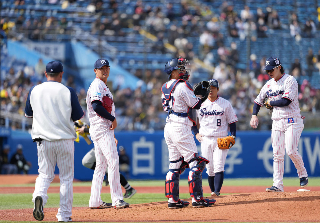 ヤクルト対阪神　3回表、2点をう奪われ悔しげな奥川（左から2人目）（撮影・井上学）