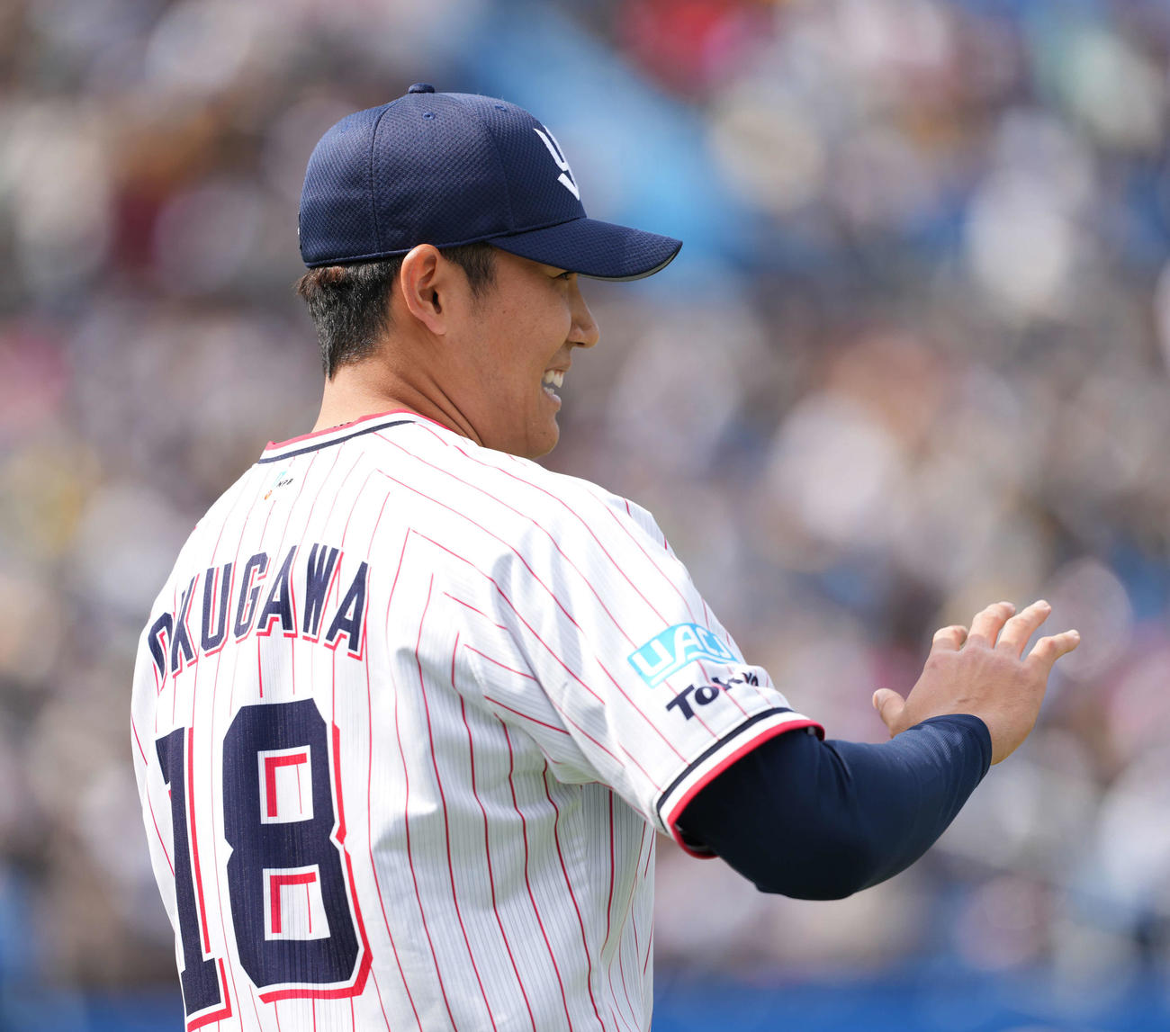 ヤクルト対阪神　1回を終え、笑顔でナインを出迎える奥川（撮影・井上学）