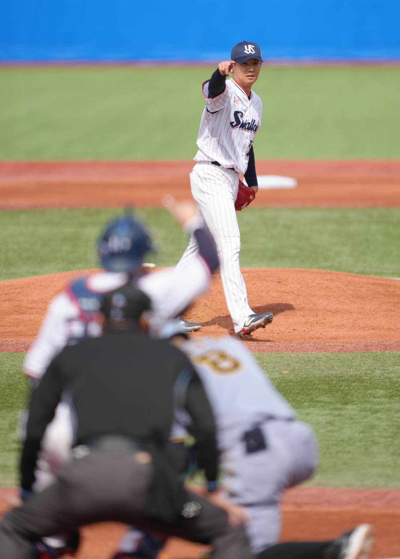 ヤクルト対阪神　1回表阪神2死、佐藤輝を空振り三振に仕留めた奥川（撮影・足立雅史）