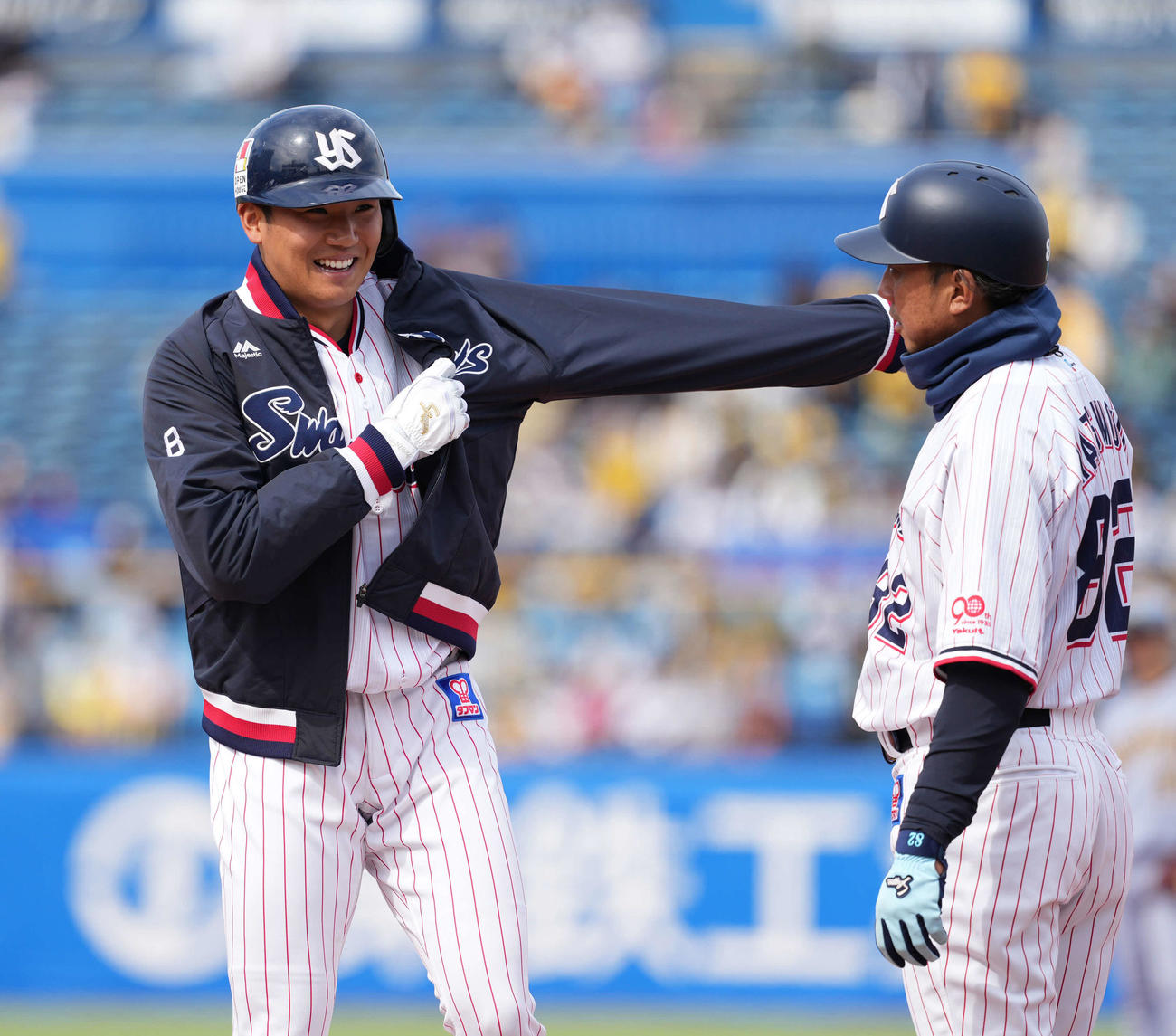 ヤクルト対阪神　2回裏ヤクルト2死、右前打で出塁した奥川は笑顔で上着を着る（撮影・井上学）