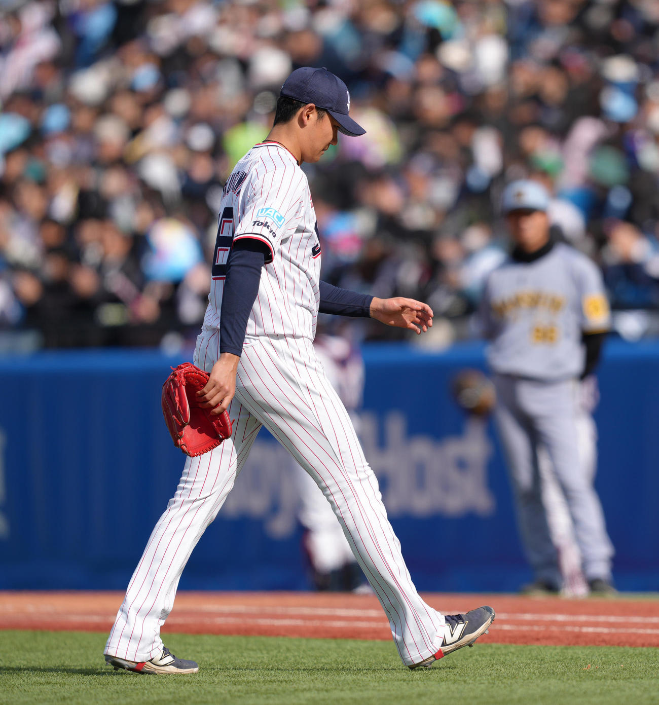 ヤクルト対阪神　5回途中、マウンドを降りるヤクルト奥川（撮影・足立雅史）