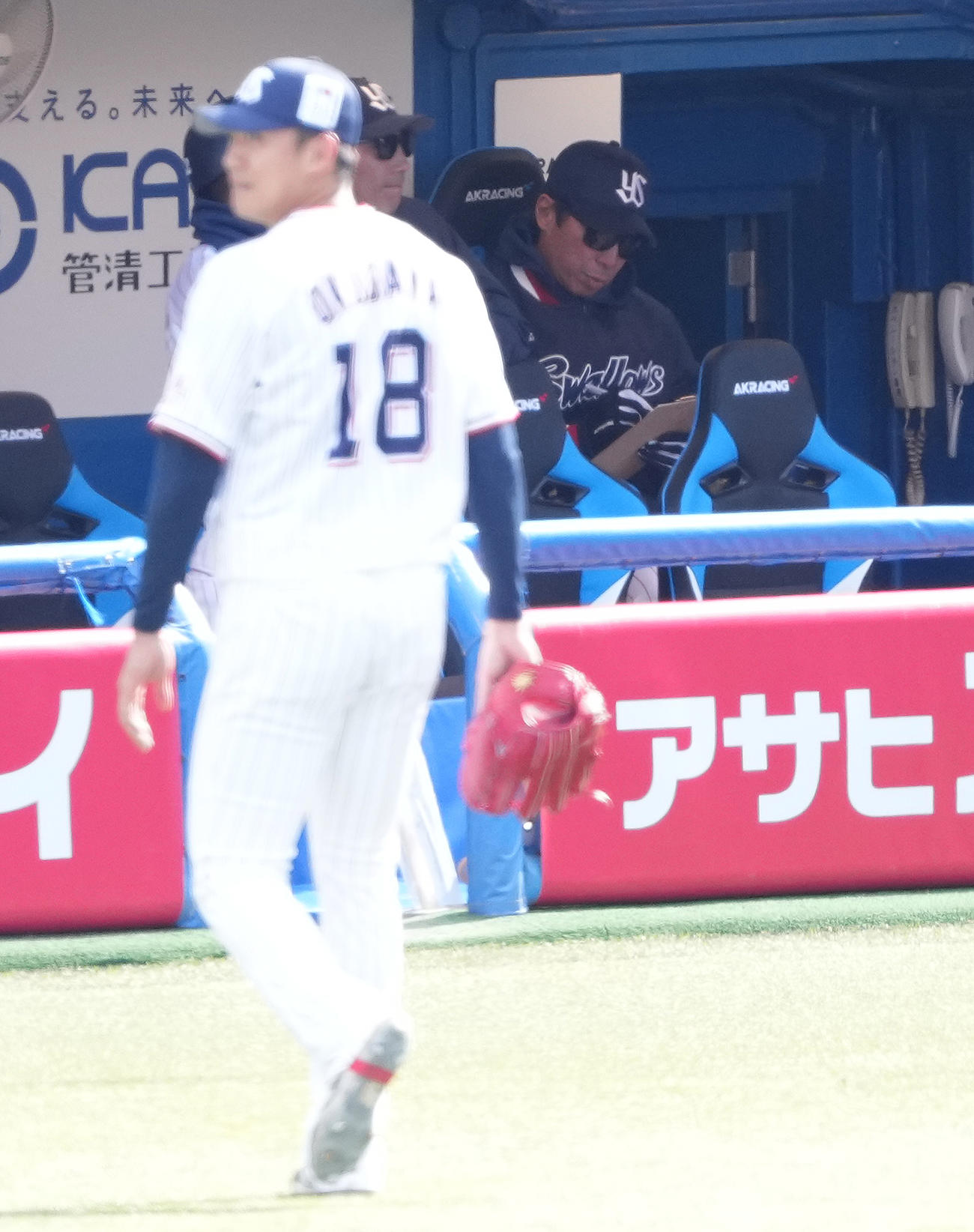 ヤクルト対阪神　5回表途中で降板するヤクルト奥川（左）とベンチでメモを取る高津監督（撮影・鈴木みどり）